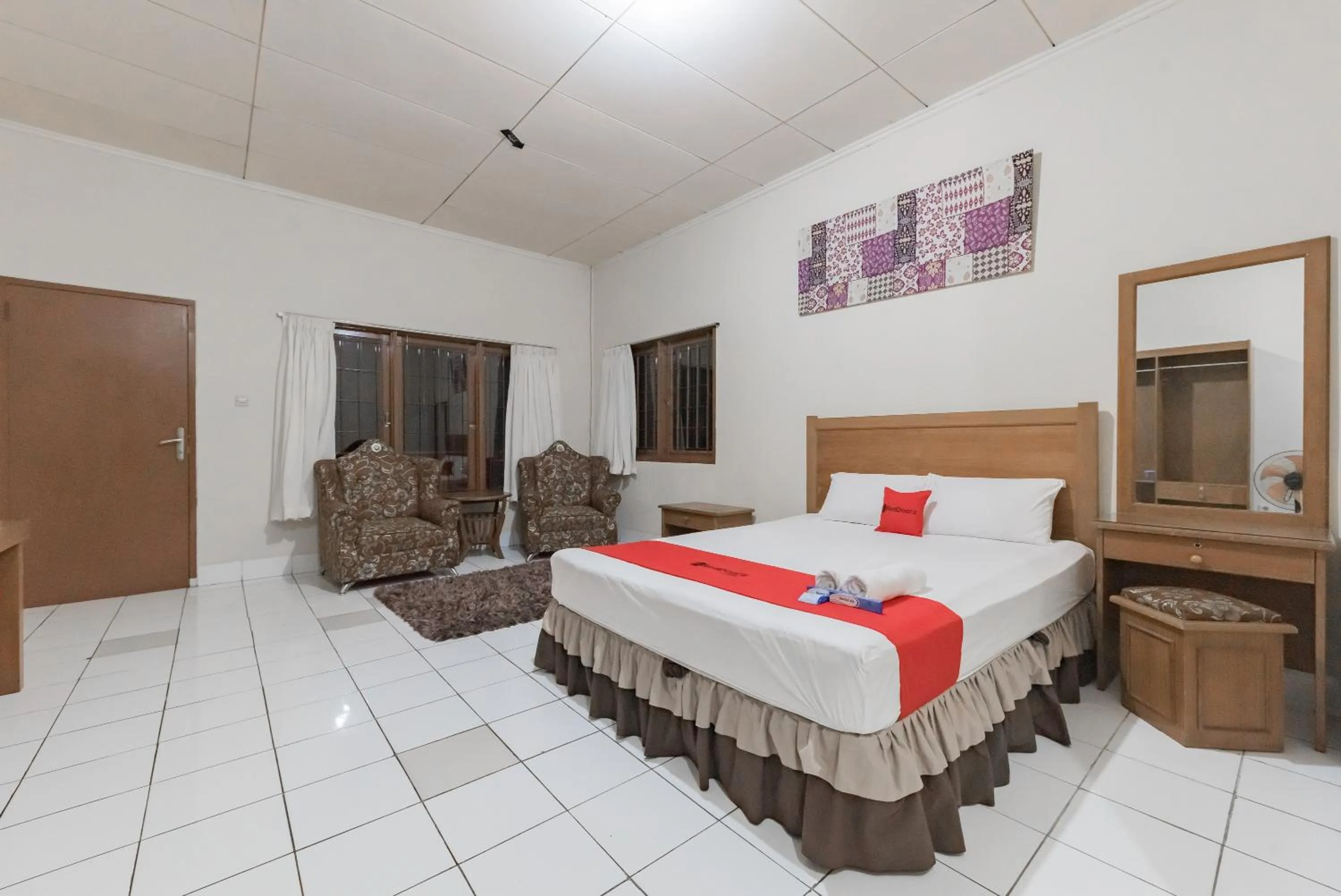 Bed in RedDoorz Plus At Hotel Griya Astoeti