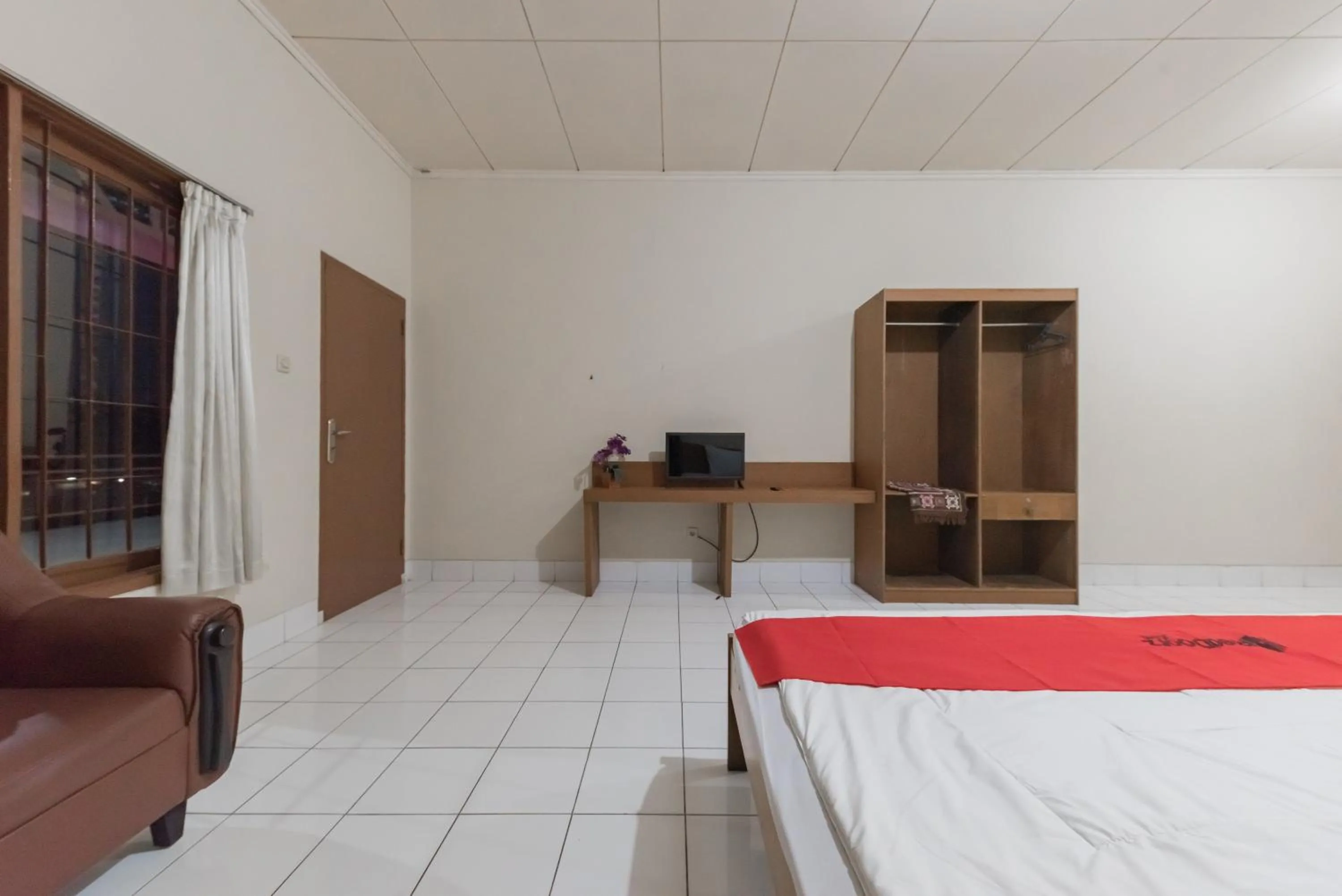 Bed in RedDoorz Plus At Hotel Griya Astoeti