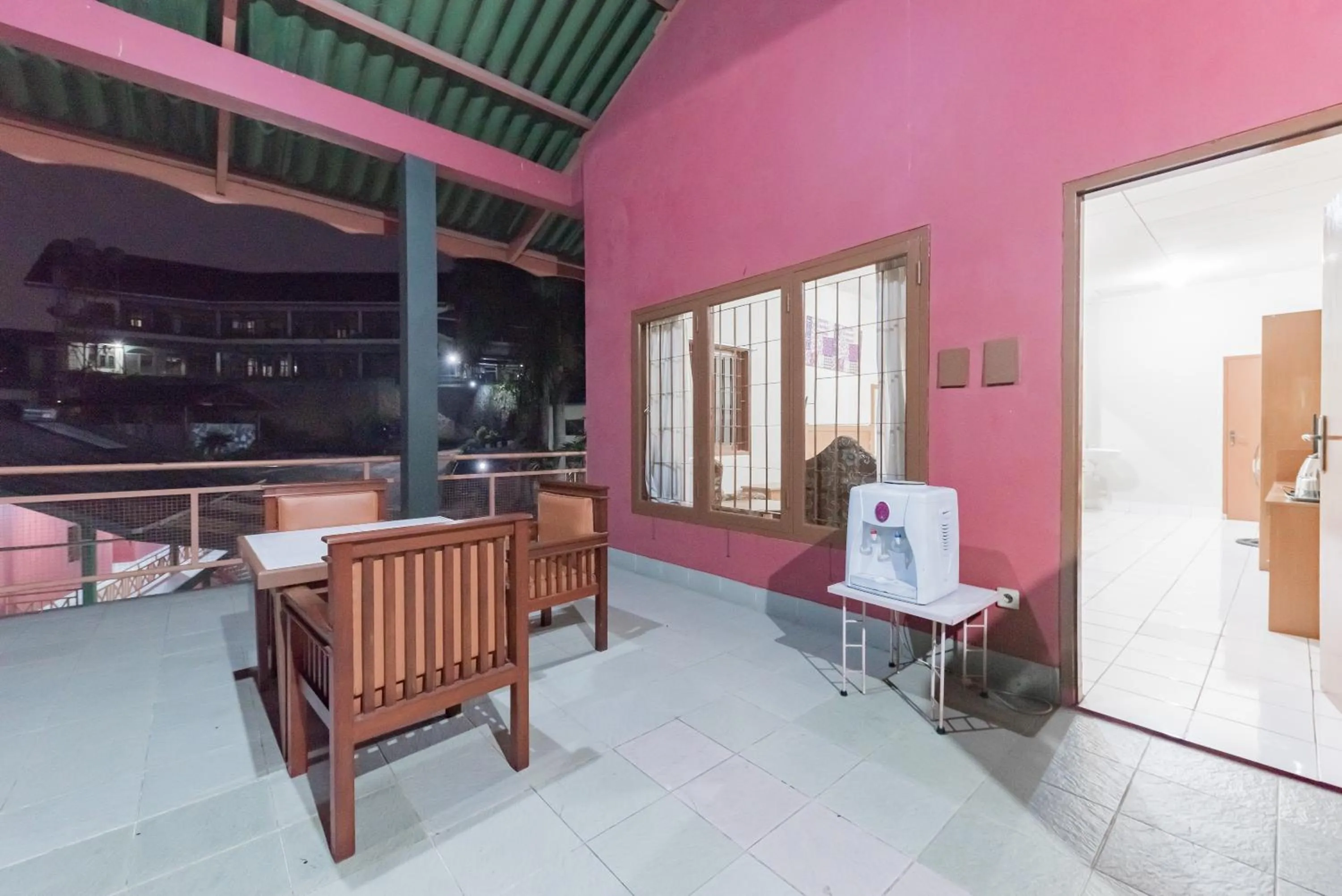 Balcony/Terrace in RedDoorz Plus At Hotel Griya Astoeti