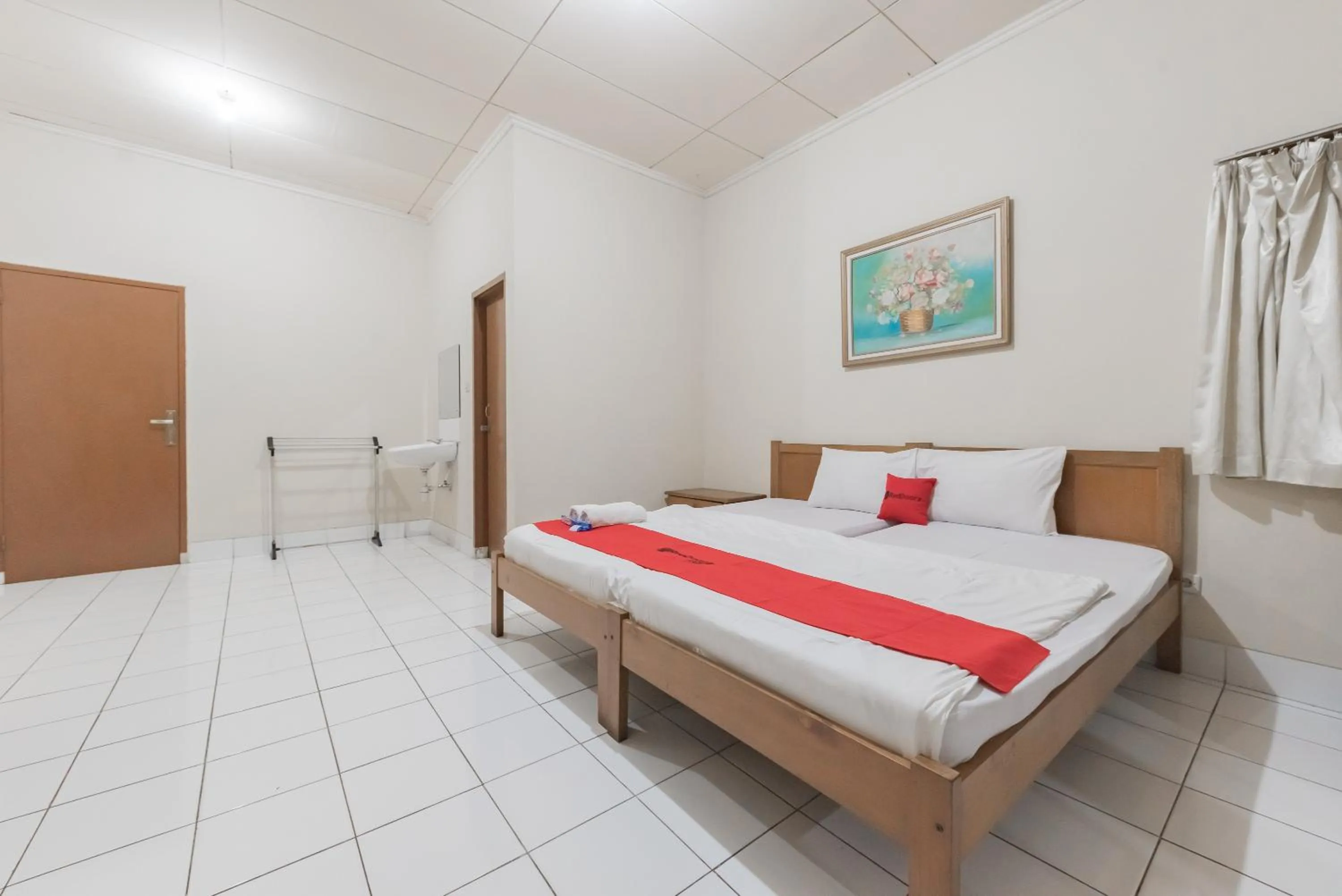 Bed in RedDoorz Plus At Hotel Griya Astoeti