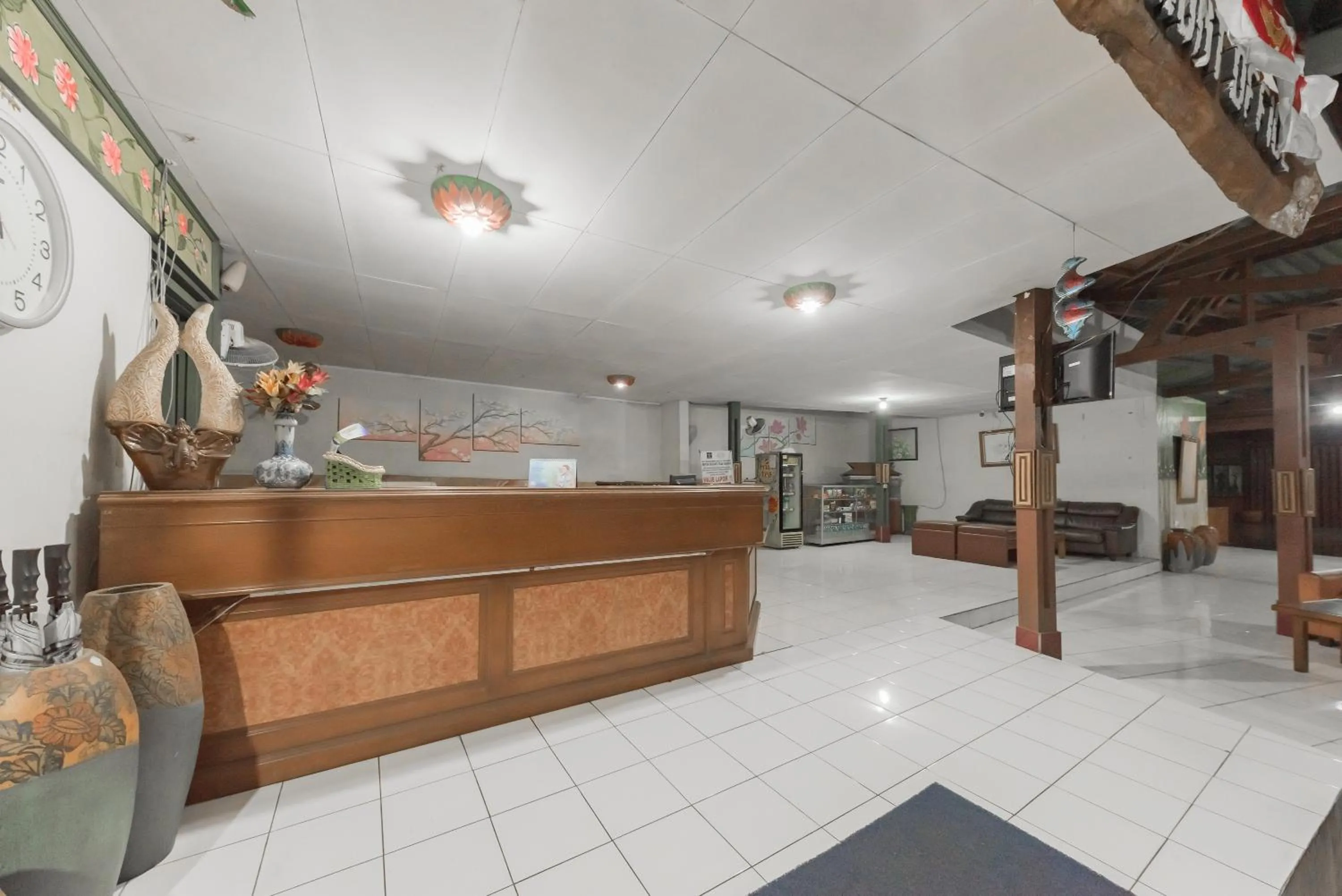 Lobby or reception in RedDoorz Plus At Hotel Griya Astoeti