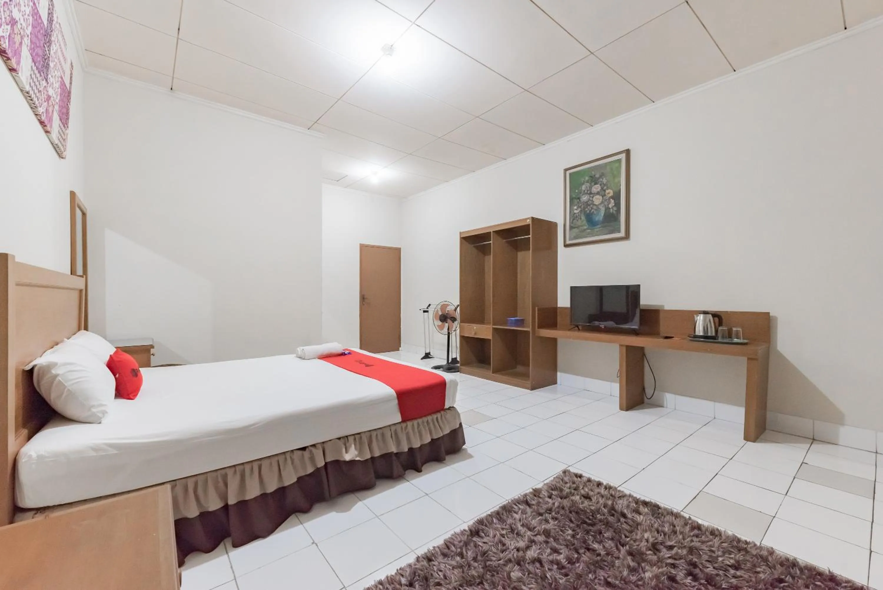 Bed in RedDoorz Plus At Hotel Griya Astoeti