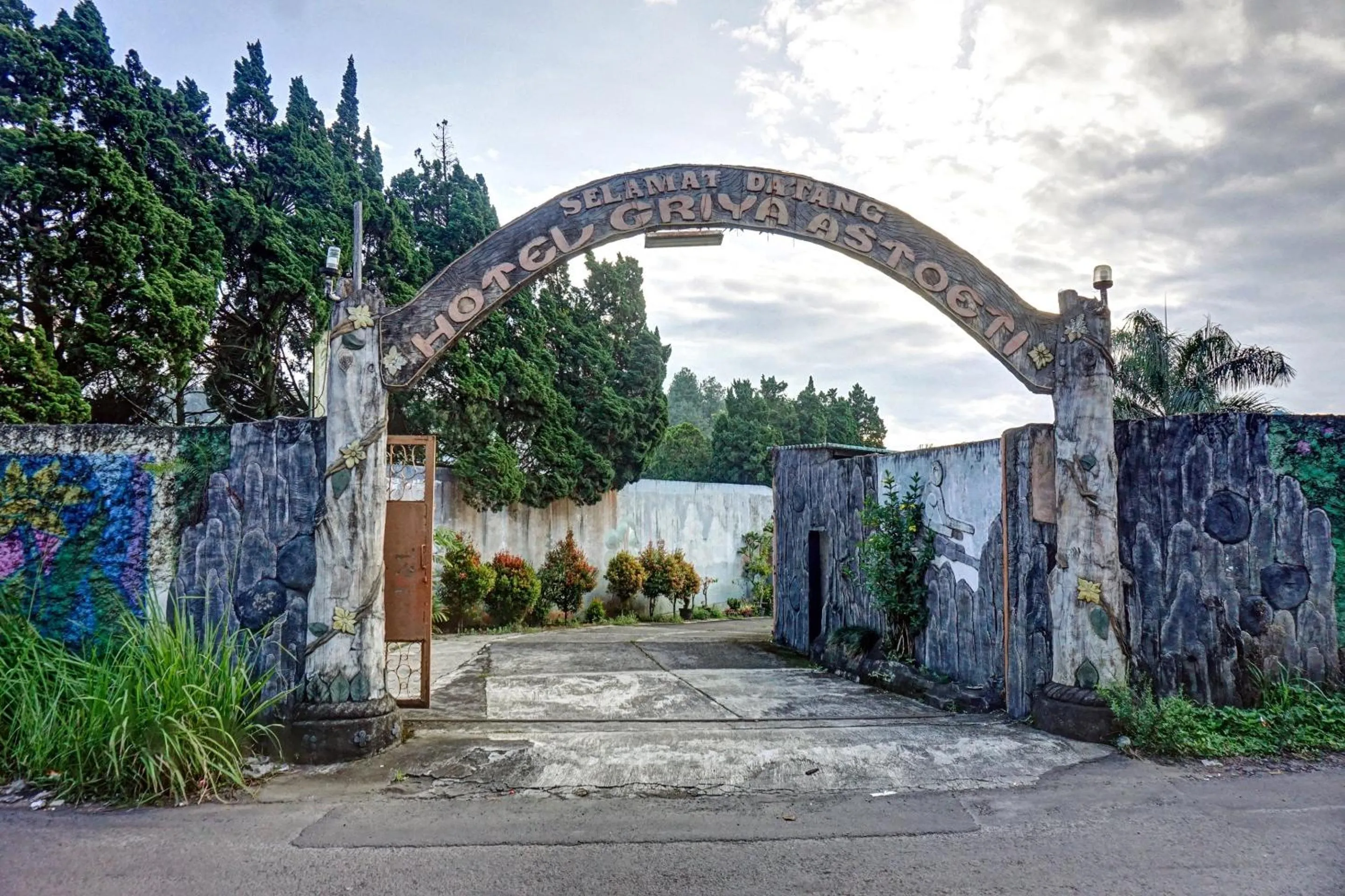 Facade/entrance in Hotel O 90596 Hotel Griya Astoeti
