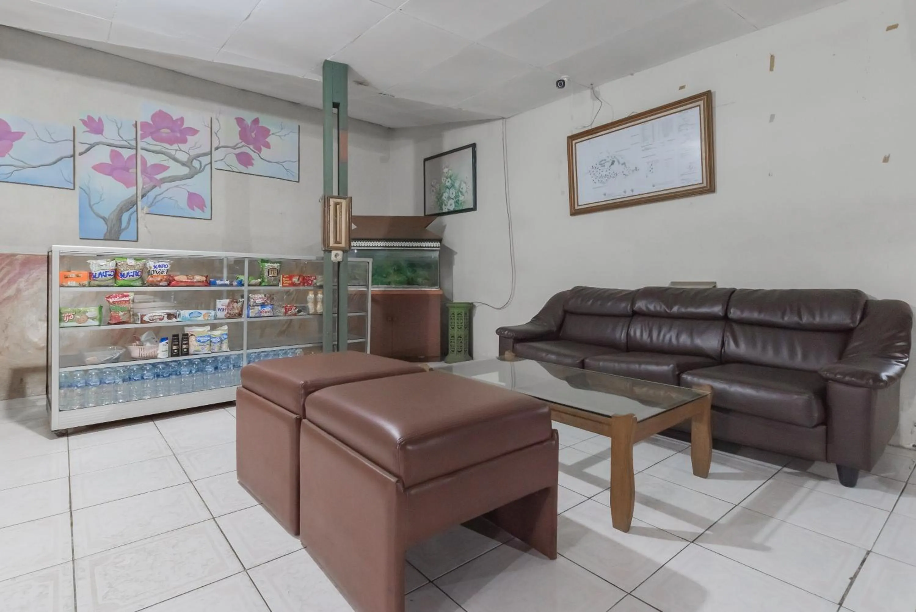 Seating area in RedDoorz Plus At Hotel Griya Astoeti