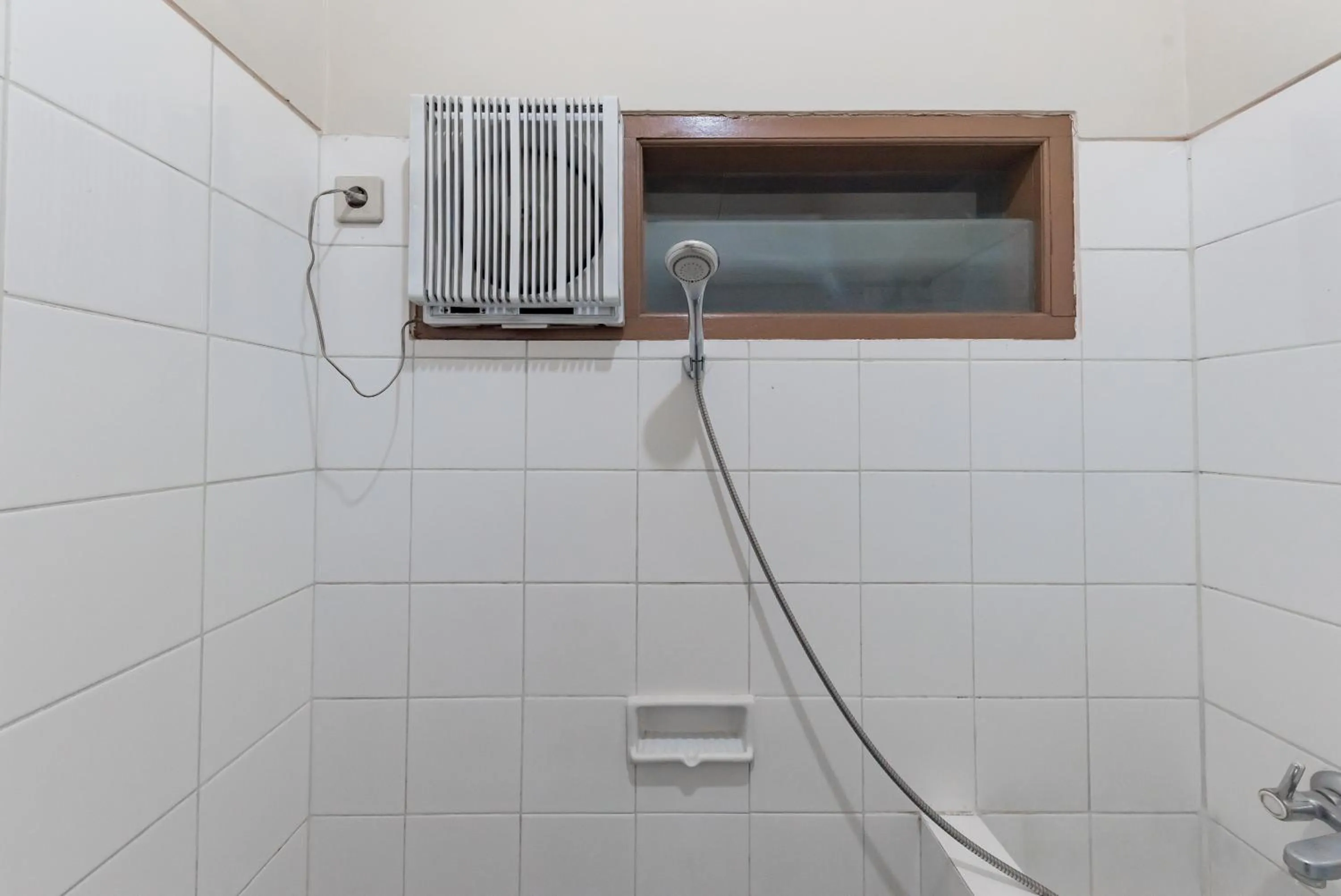 Shower in RedDoorz Plus At Hotel Griya Astoeti