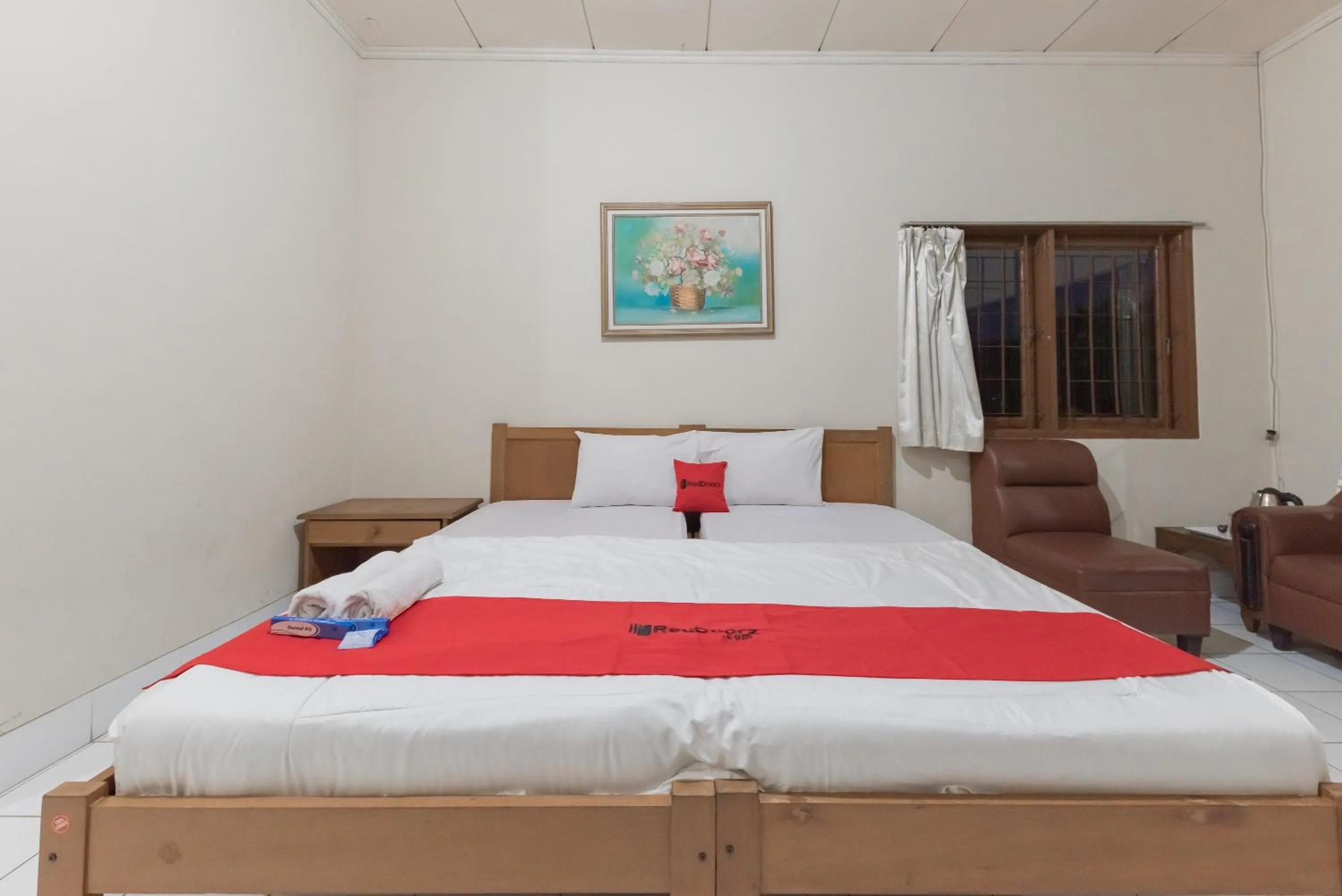 Bed in RedDoorz Plus At Hotel Griya Astoeti
