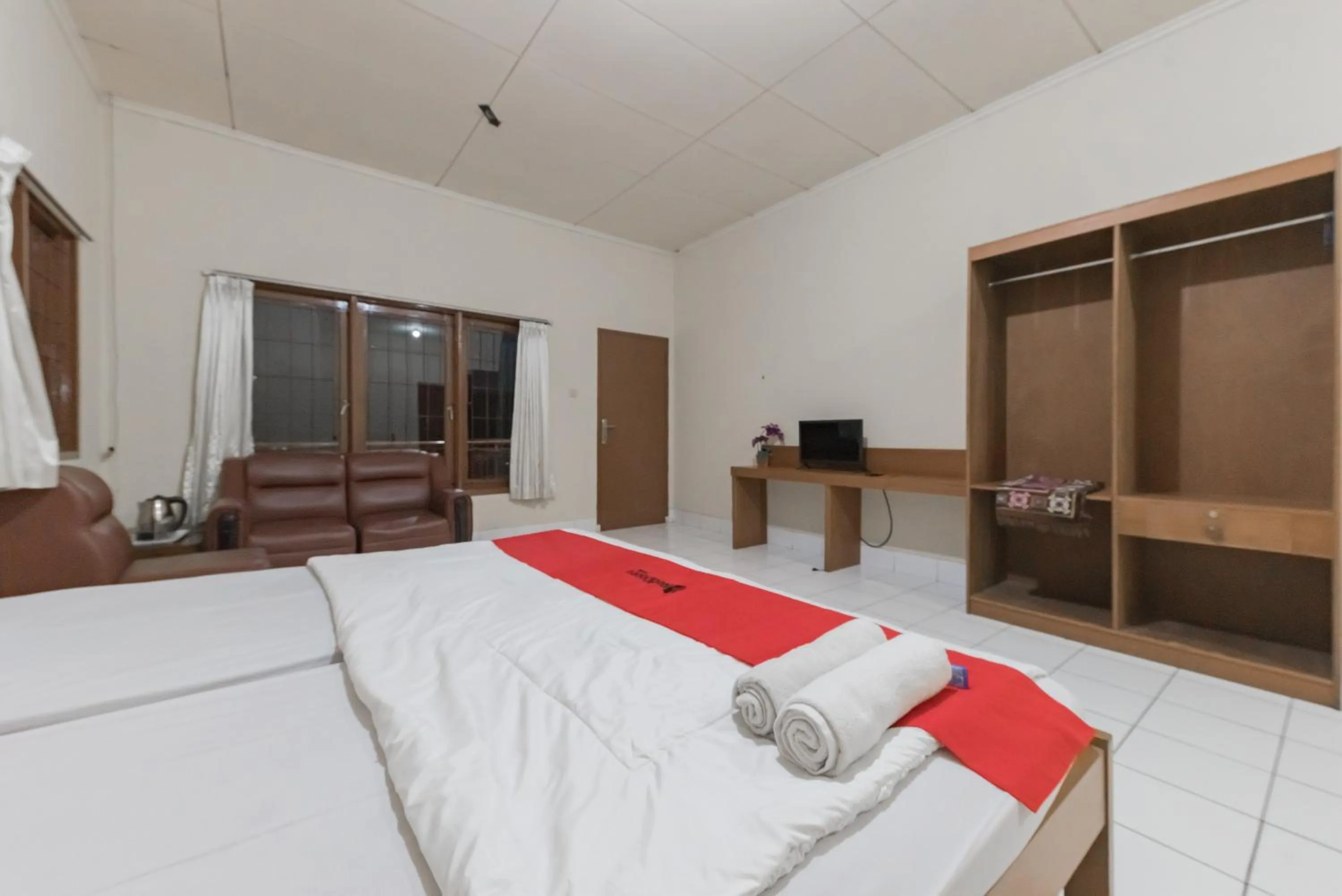 Bed in RedDoorz Plus At Hotel Griya Astoeti
