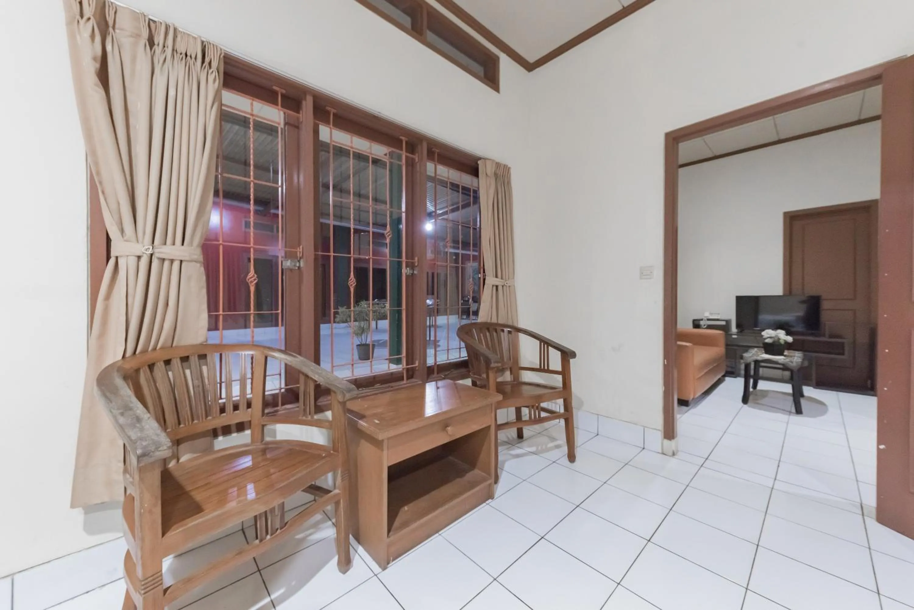 Seating area in RedDoorz Plus At Hotel Griya Astoeti