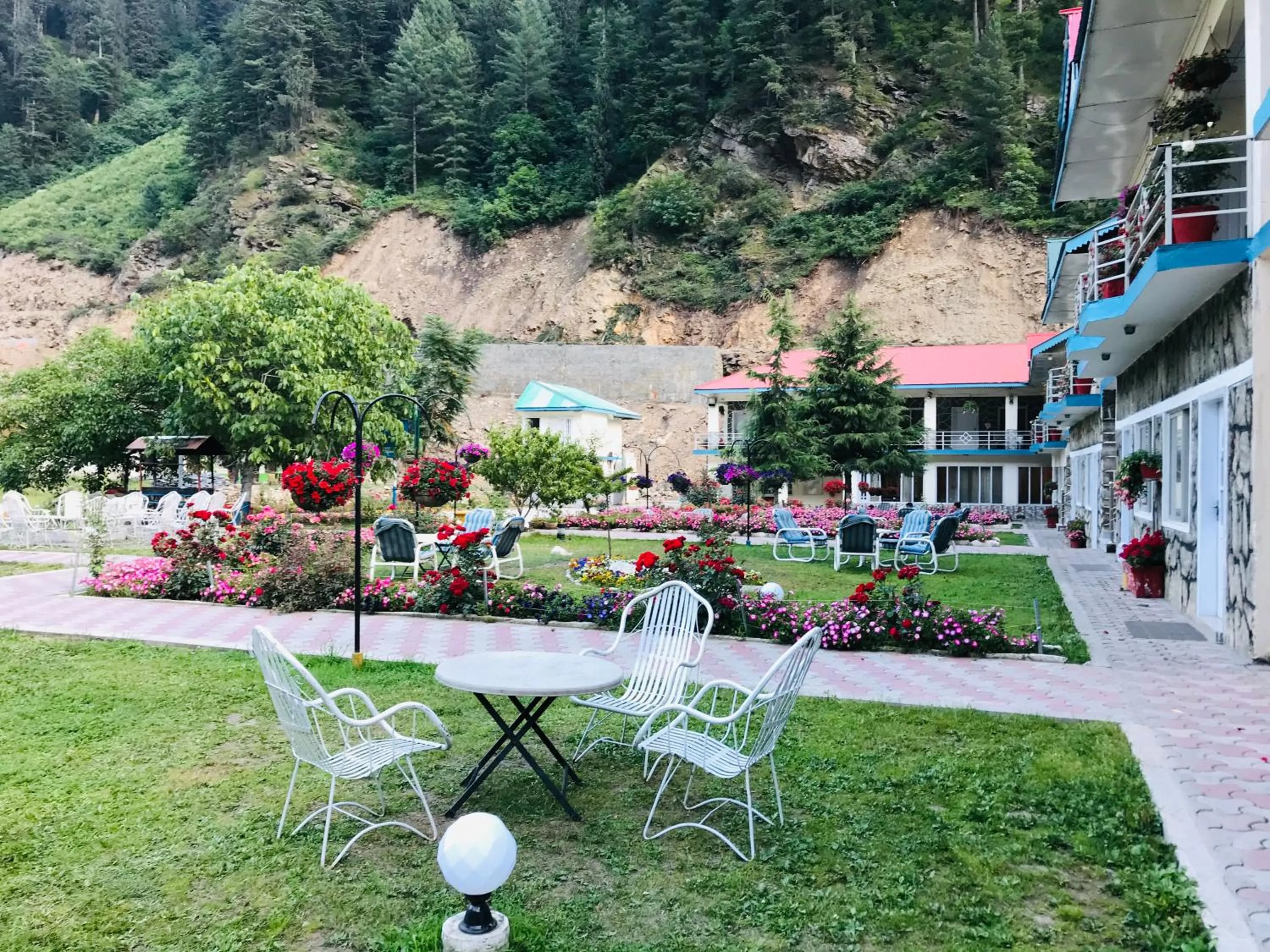 Garden in Parhena Cottages Bella Naran