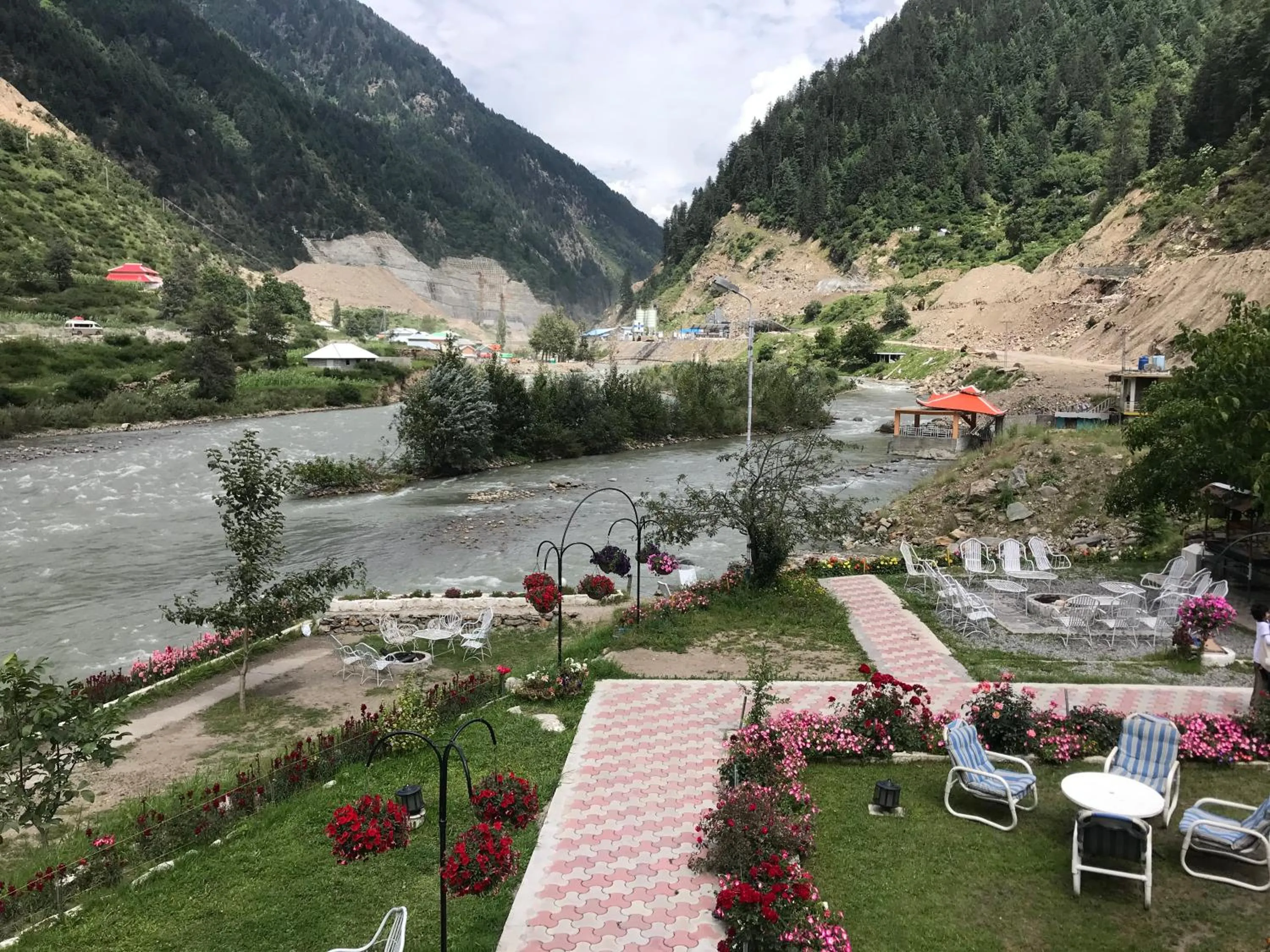 Garden in Parhena Cottages Bella Naran