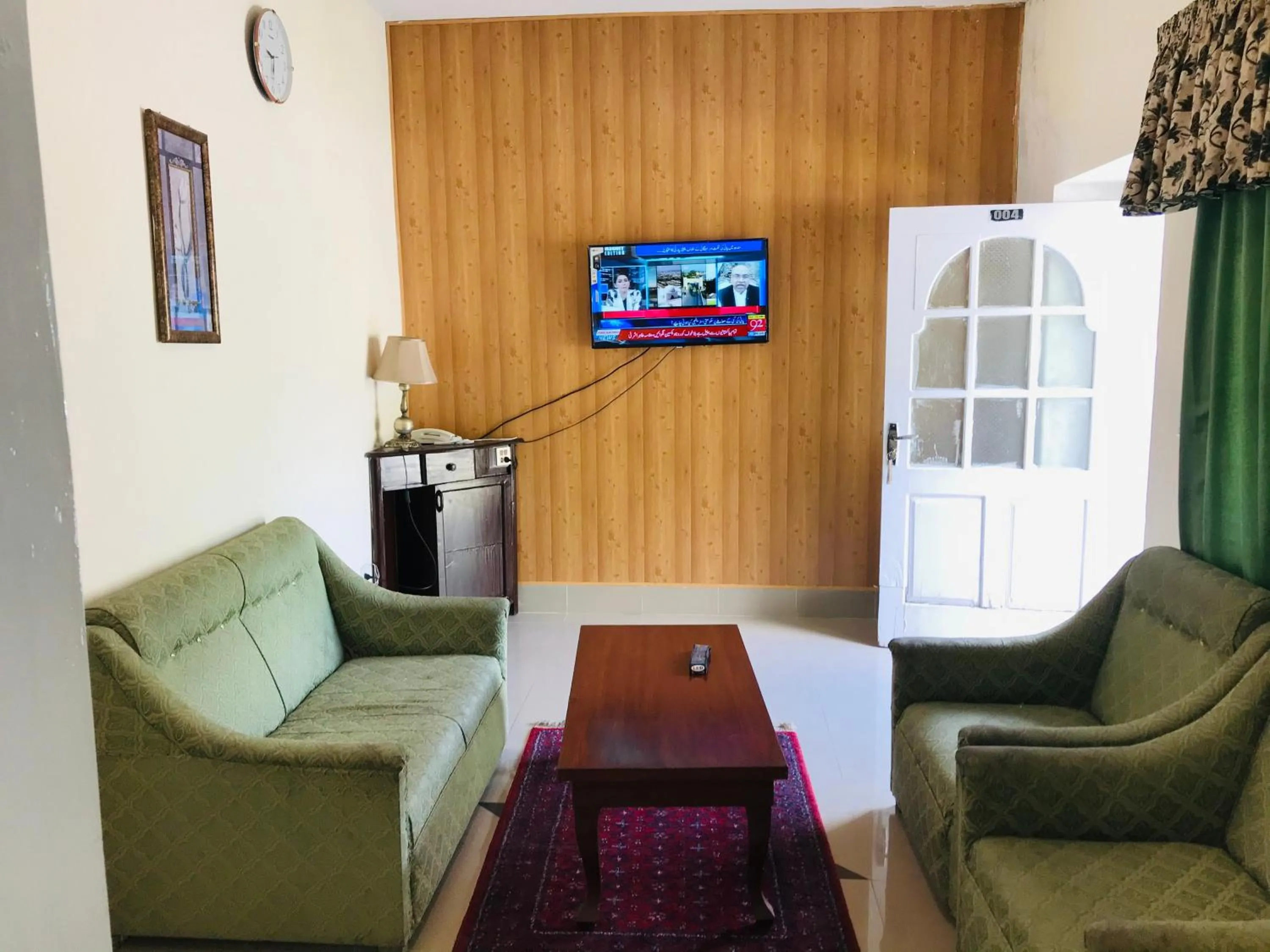 Communal lounge/ TV room in Parhena Cottages Bella Naran