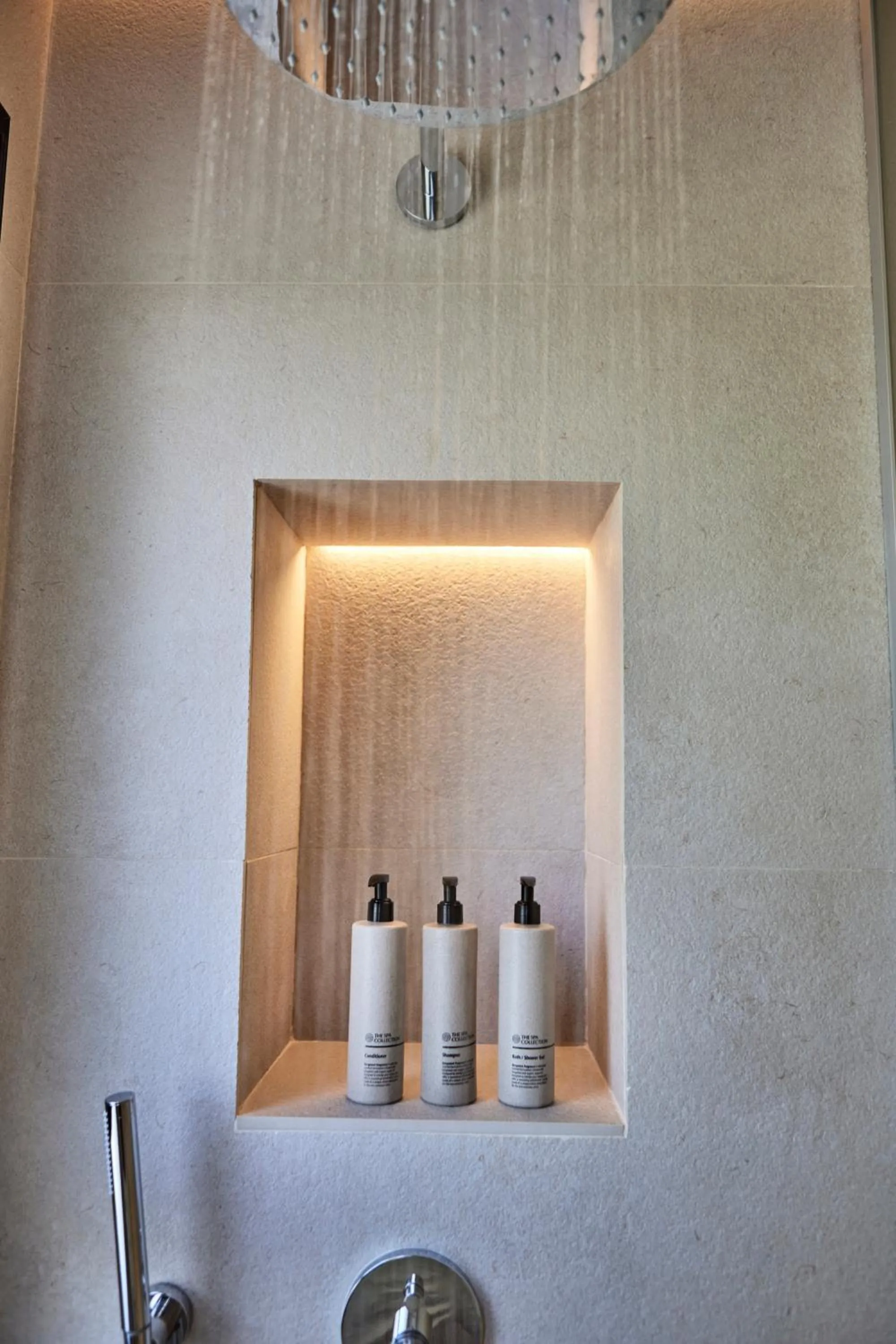 Shower in JOE'S GOMILA BOUTIQUE HOTEL