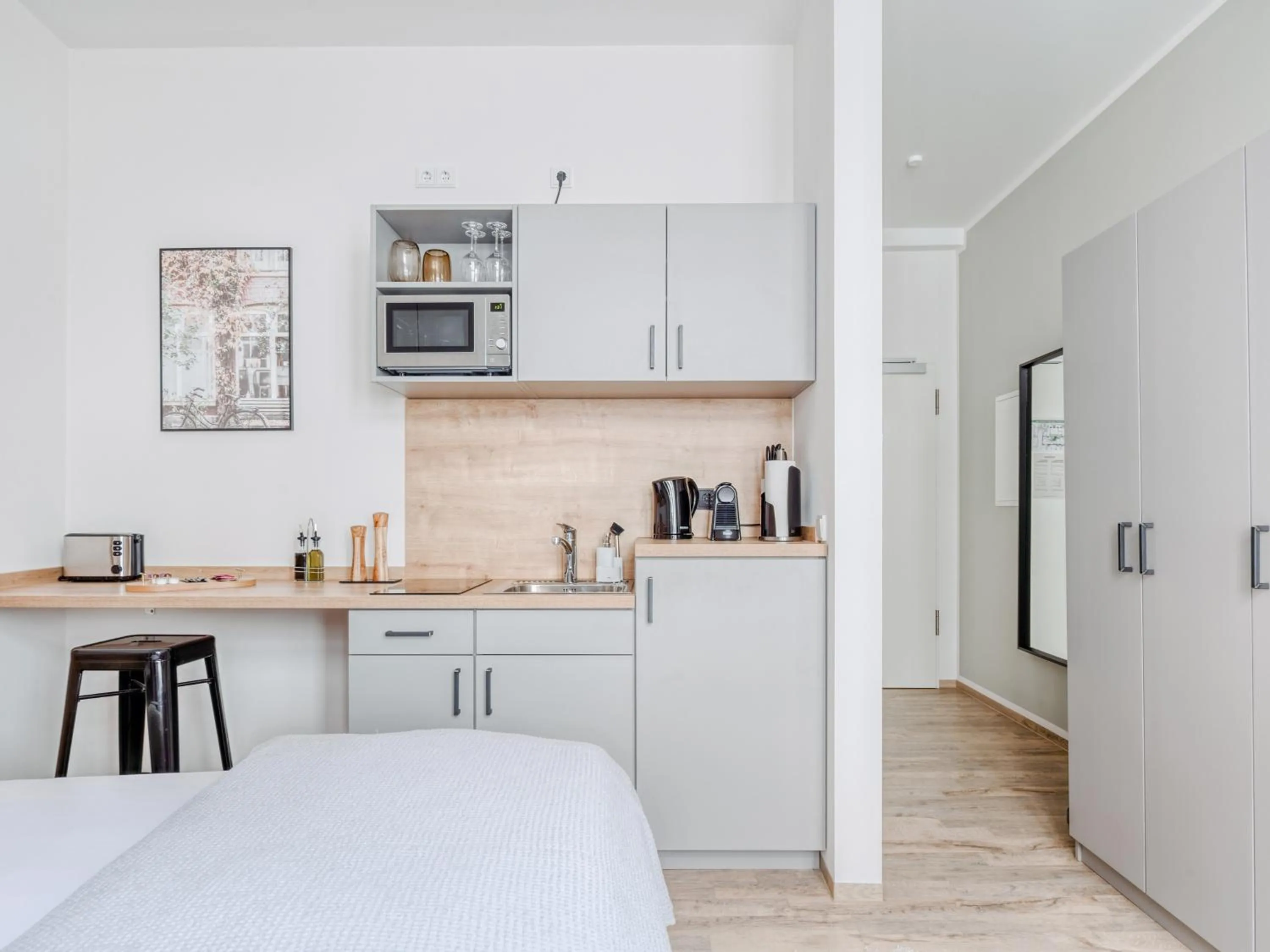 Kitchen or kitchenette, Bed in Limehome Bamberg Keßlerstraße