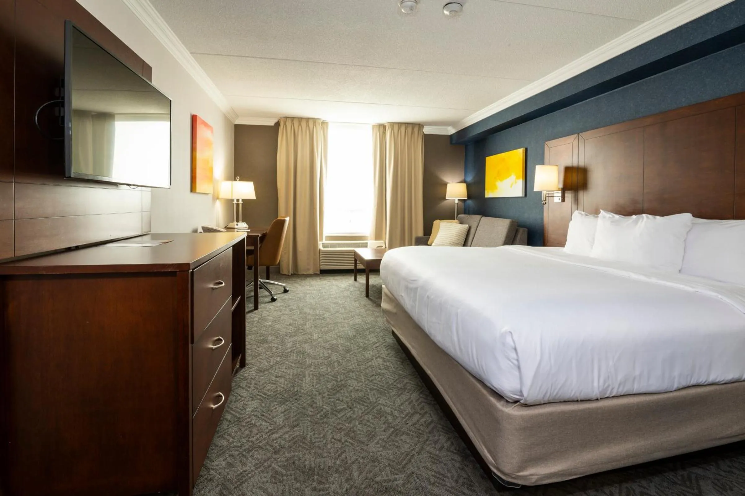 Photo of the whole room, Bed in Comfort Inn & Conference Centre Toronto Airport
