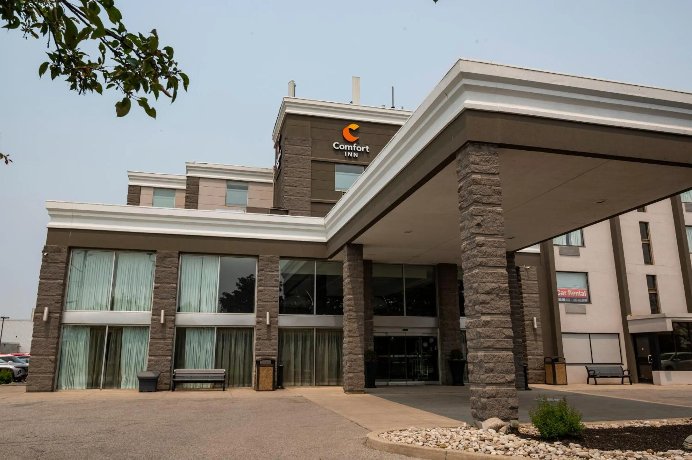 Facade/entrance in Comfort Inn & Conference Centre Toronto Airport