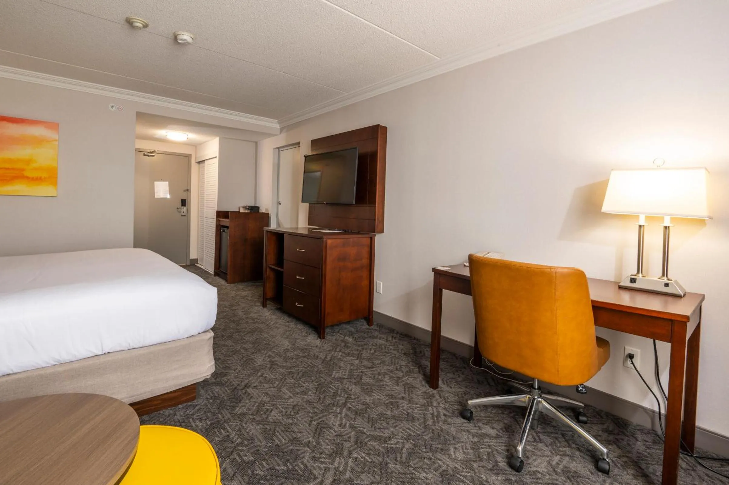 Photo of the whole room, Bed in Comfort Inn & Conference Centre Toronto Airport