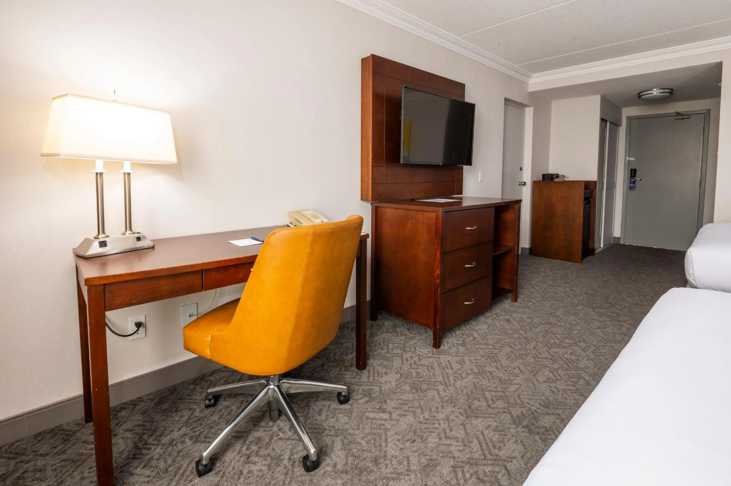 Photo of the whole room, Bed in Comfort Inn & Conference Centre Toronto Airport
