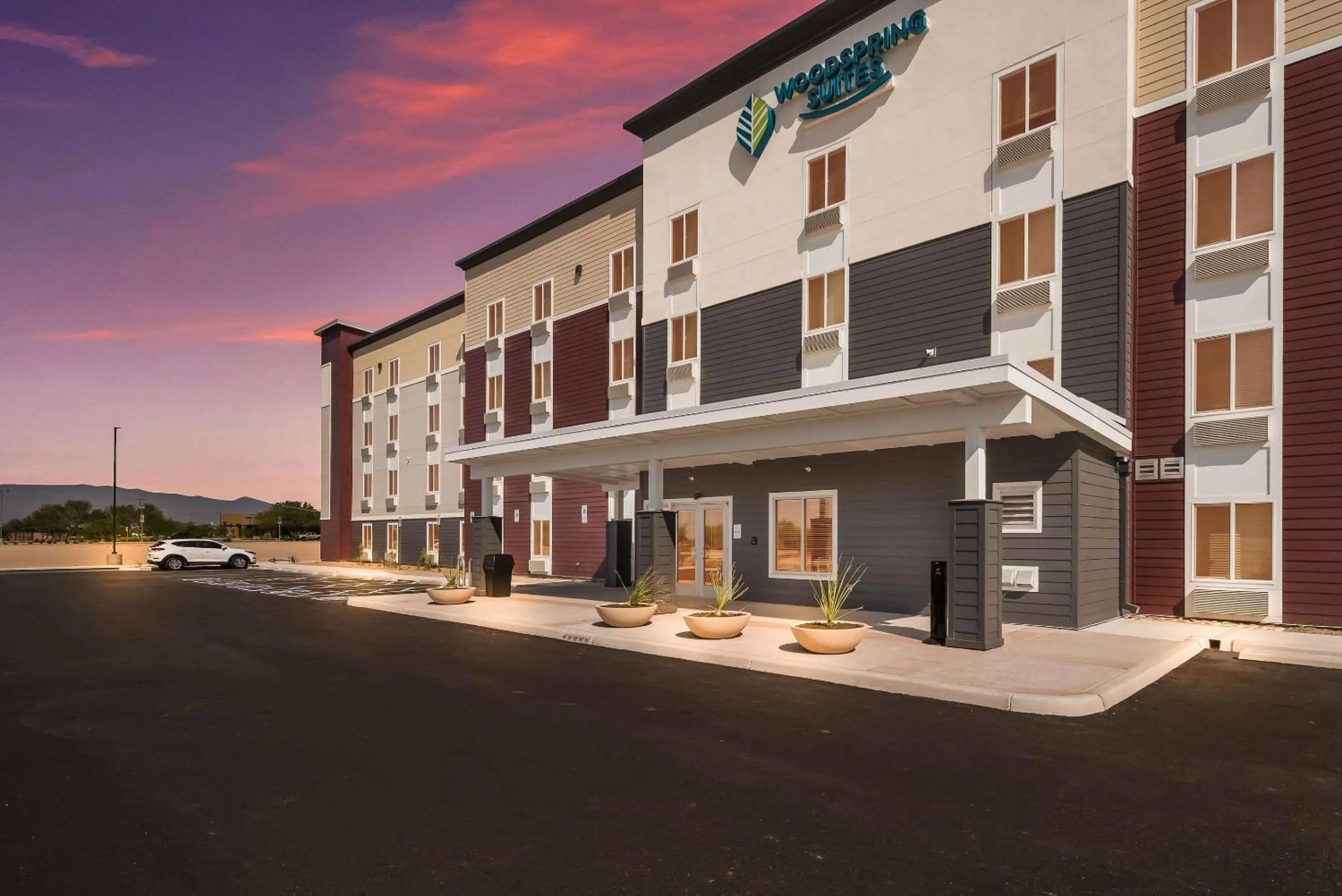 Property building in WoodSpring Suites Tucson-South