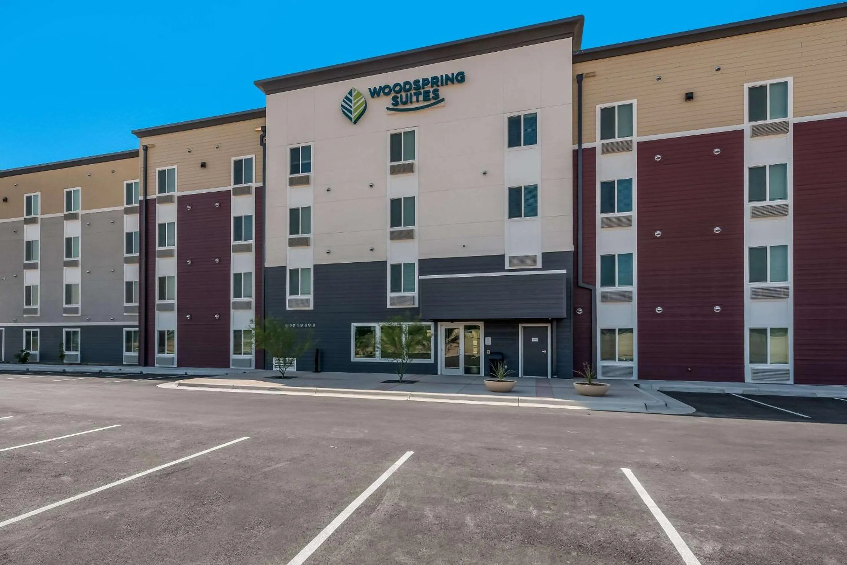 Property building in WoodSpring Suites Tucson-South