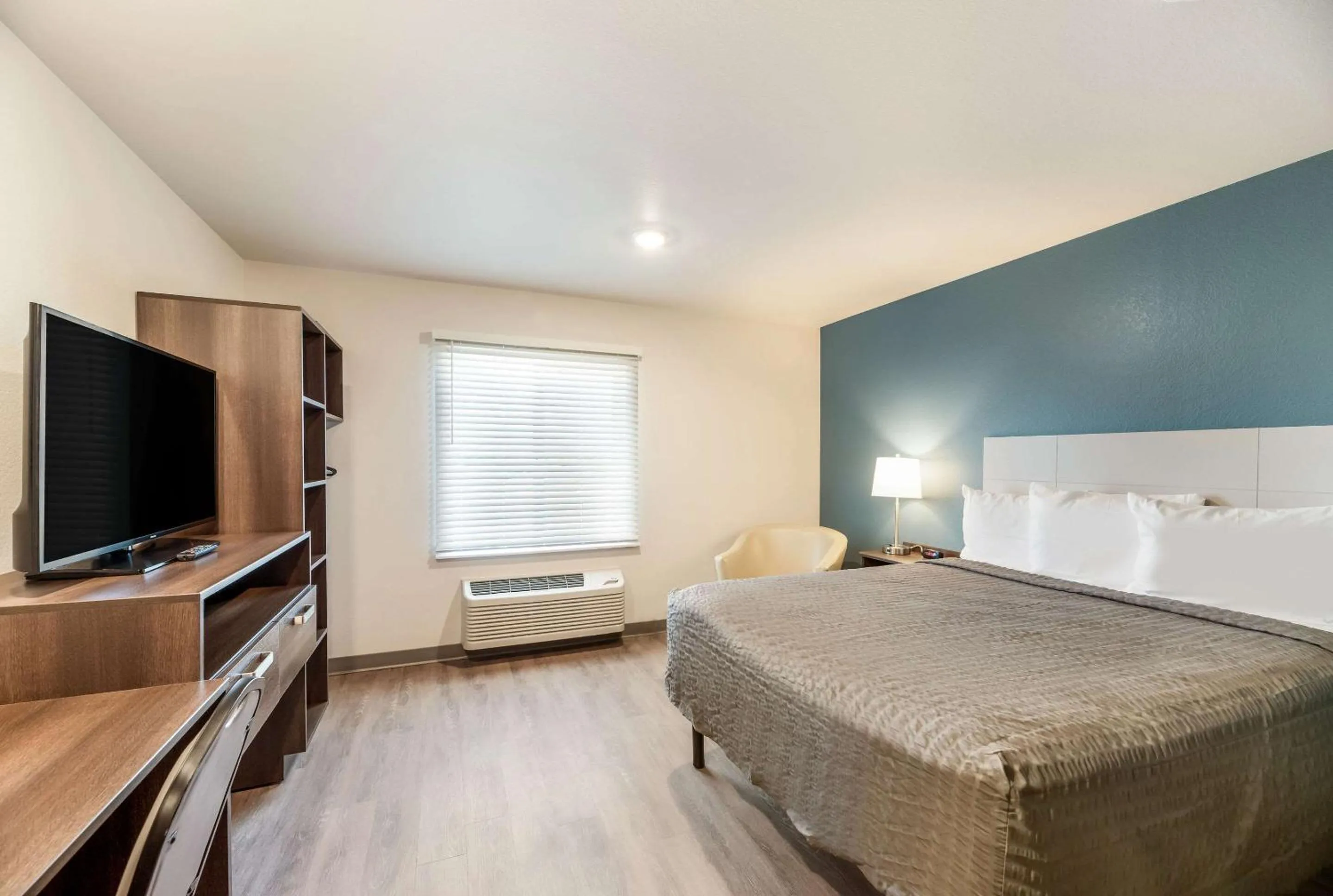 Photo of the whole room, Bed in WoodSpring Suites Tucson-South