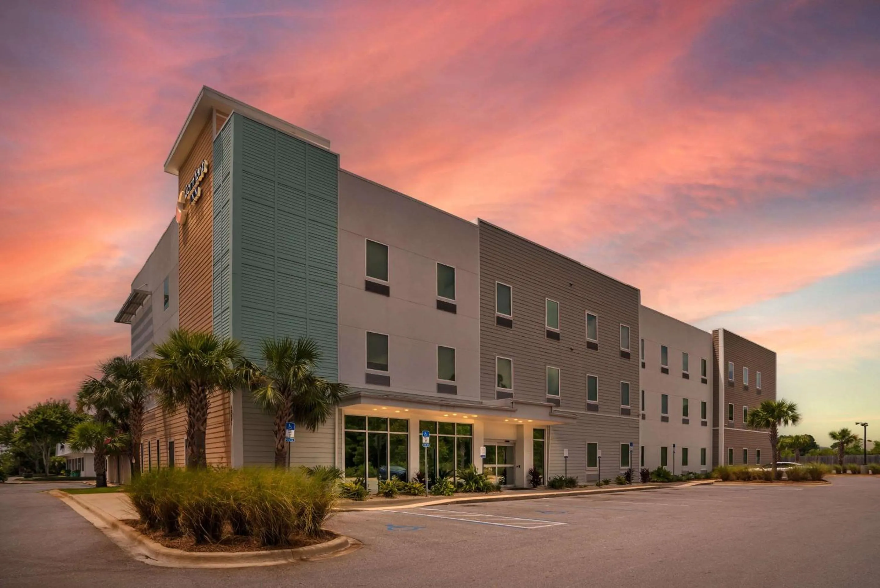 Property building in Comfort Inn Miramar Beach-Destin