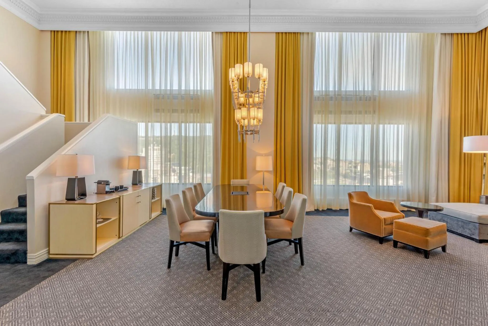 Bedroom in Omni Mont-Royal Hotel