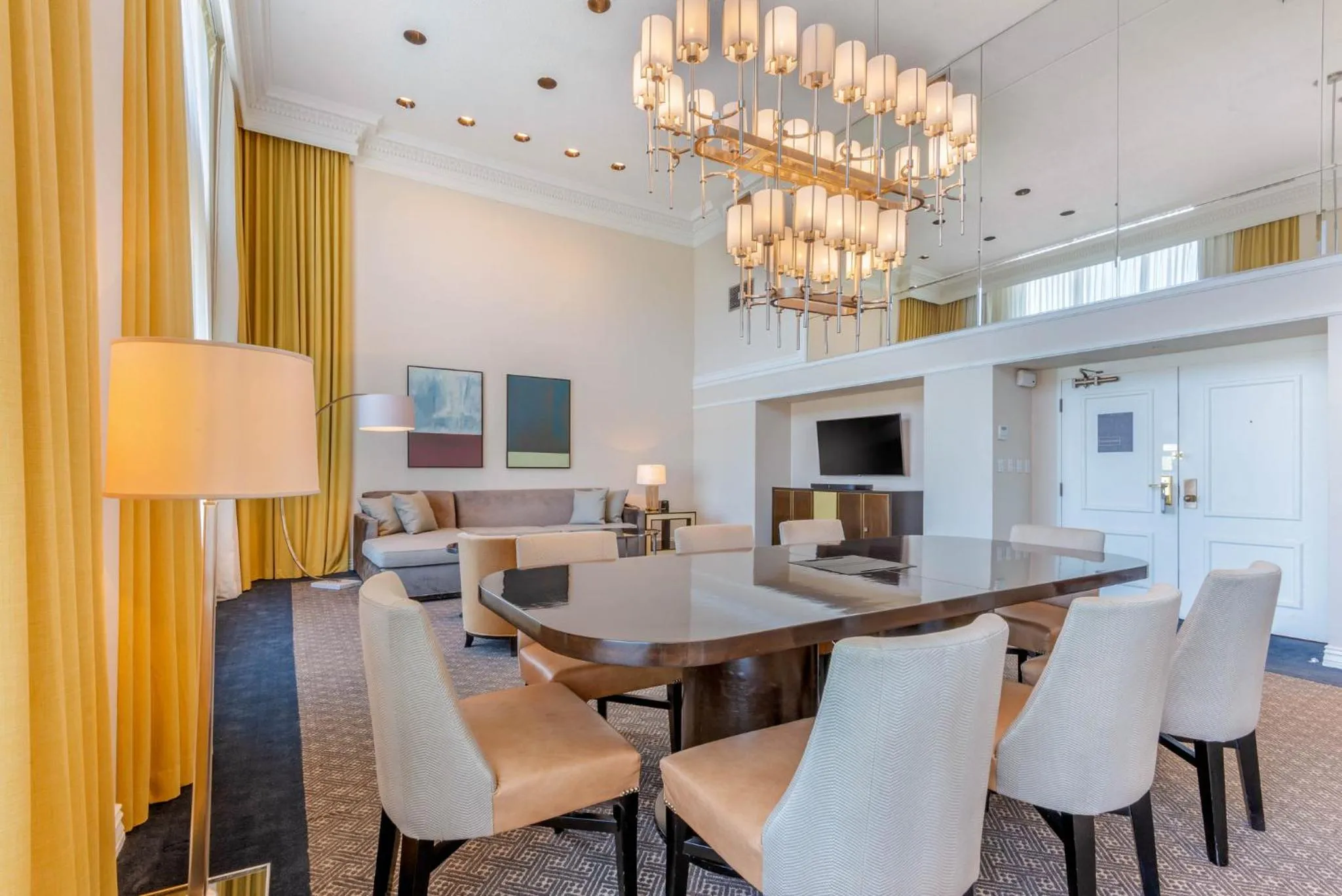 Bedroom in Omni Mont-Royal Hotel