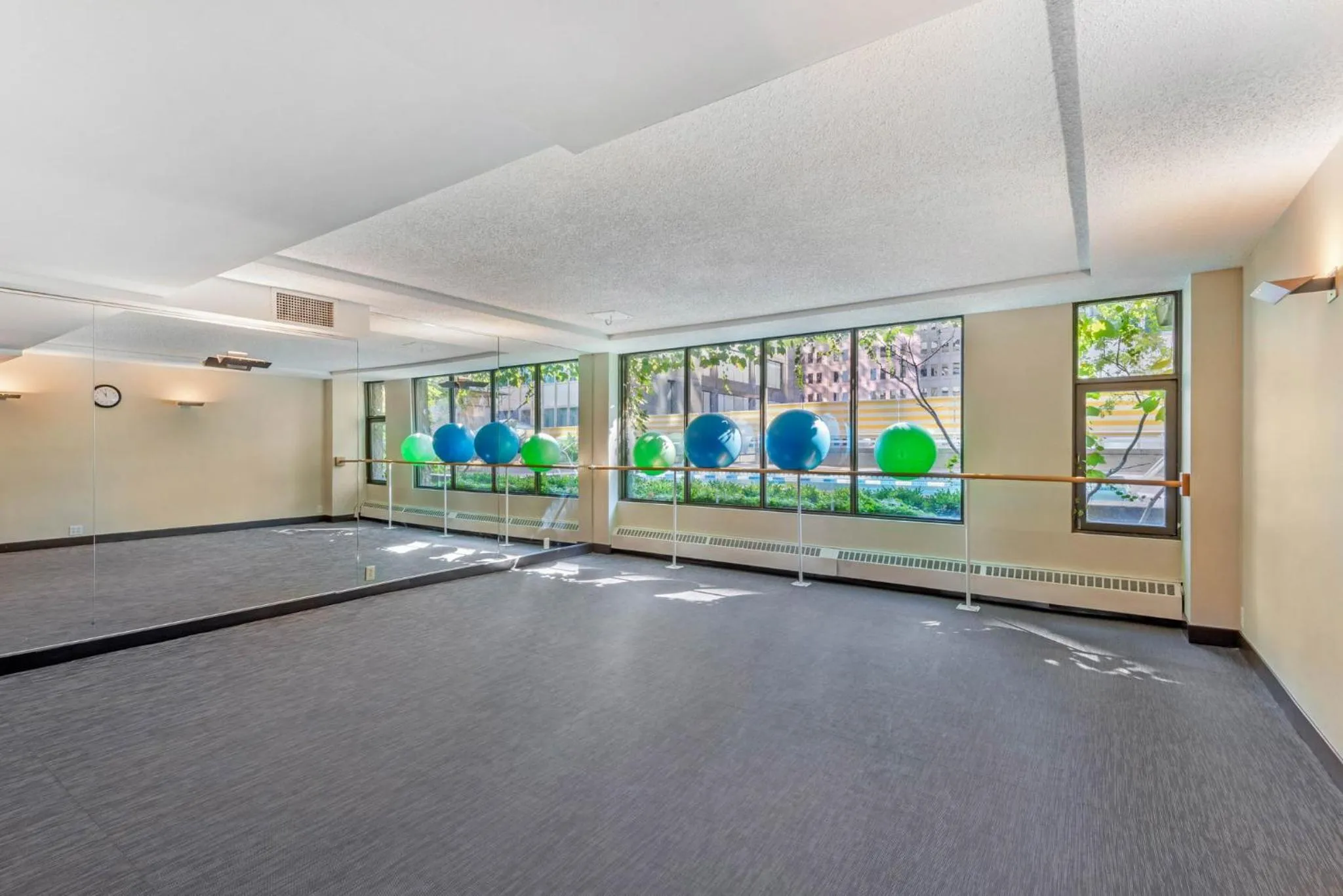Bedroom in Omni Mont-Royal Hotel