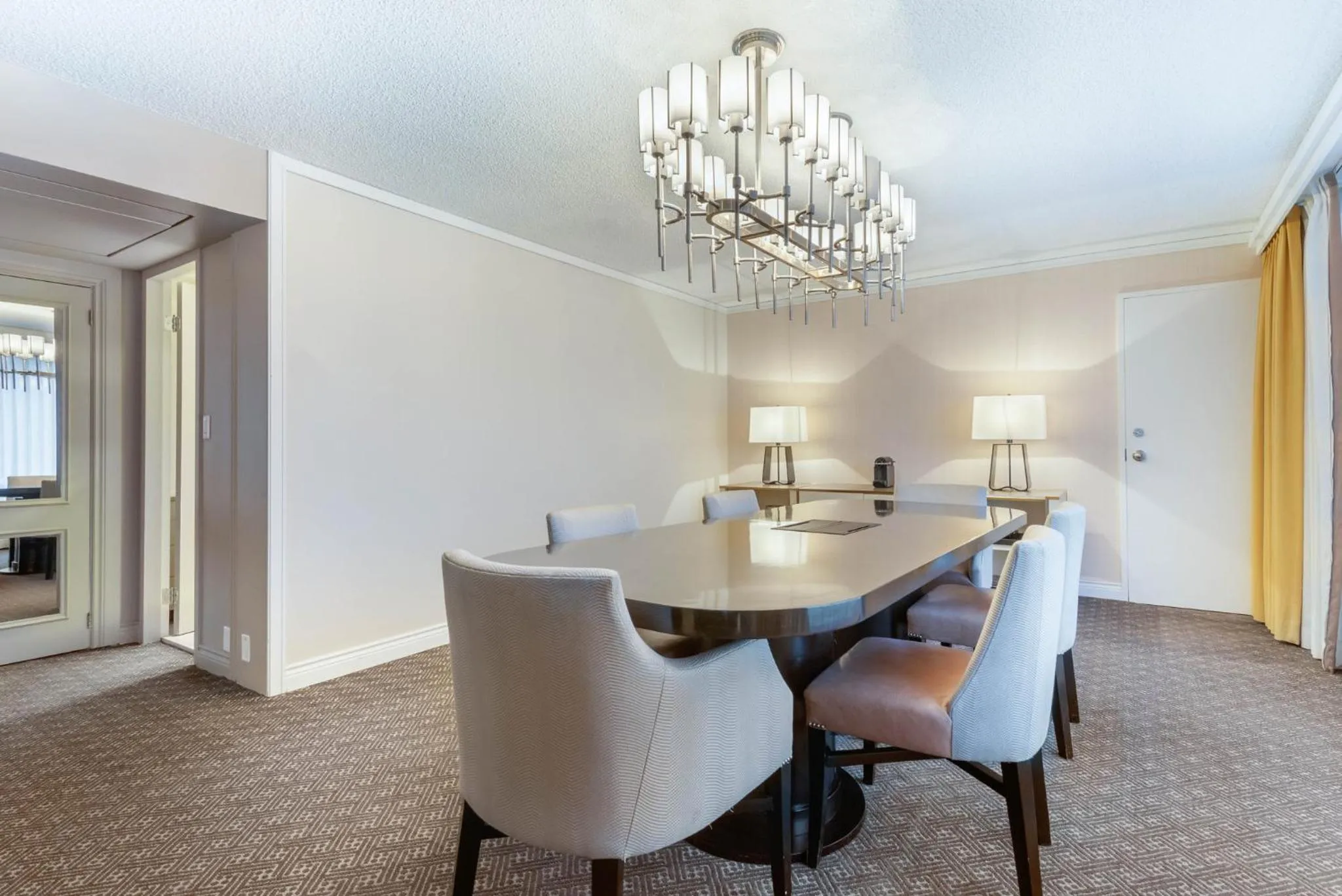 Bedroom in Omni Mont-Royal Hotel