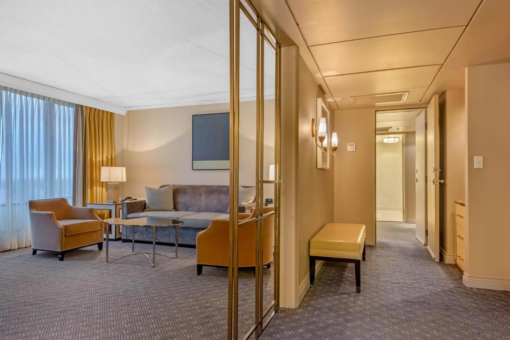 Bedroom in Omni Mont-Royal Hotel