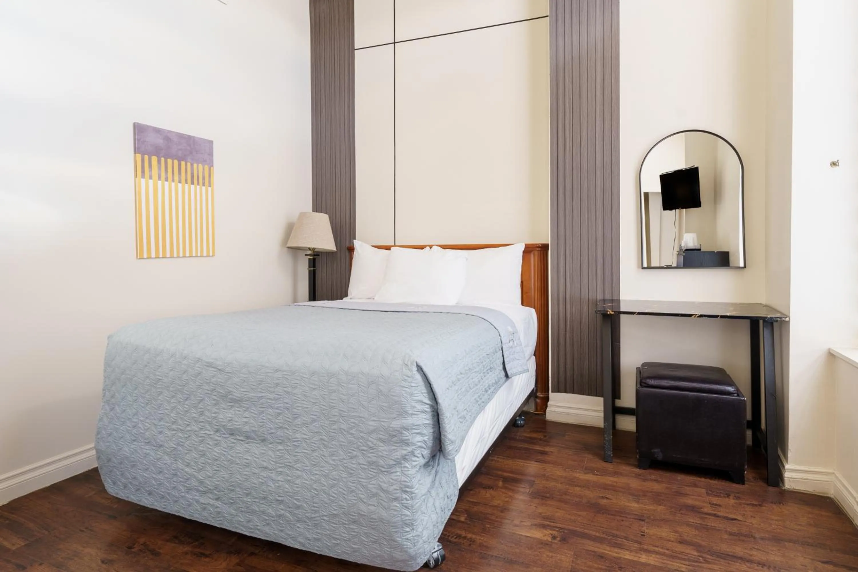 Bed in Hotel Auberge Manoir Ville Marie