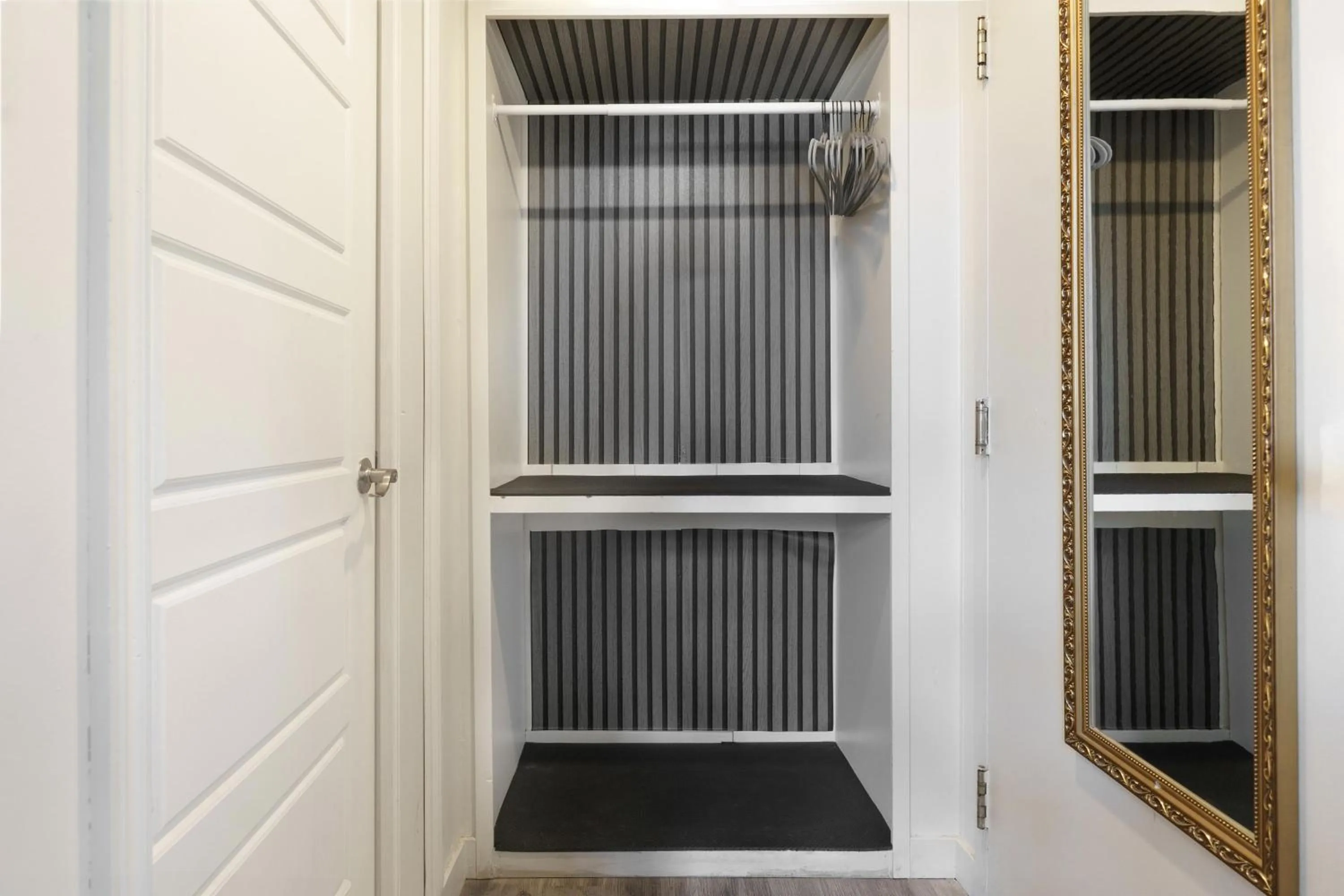 wardrobe in Hotel Auberge Manoir Ville Marie