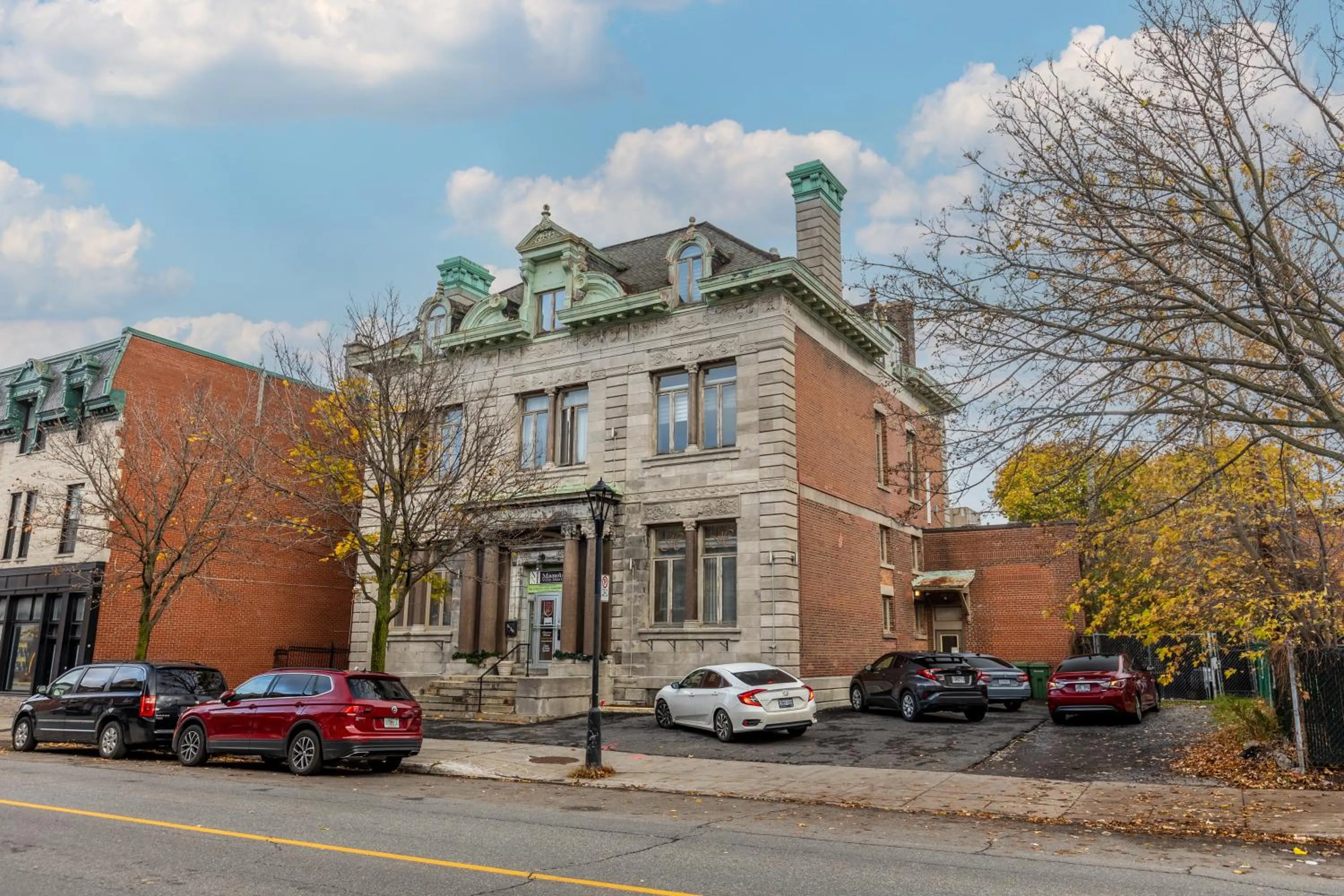 Property building in Hotel Auberge Manoir Ville Marie