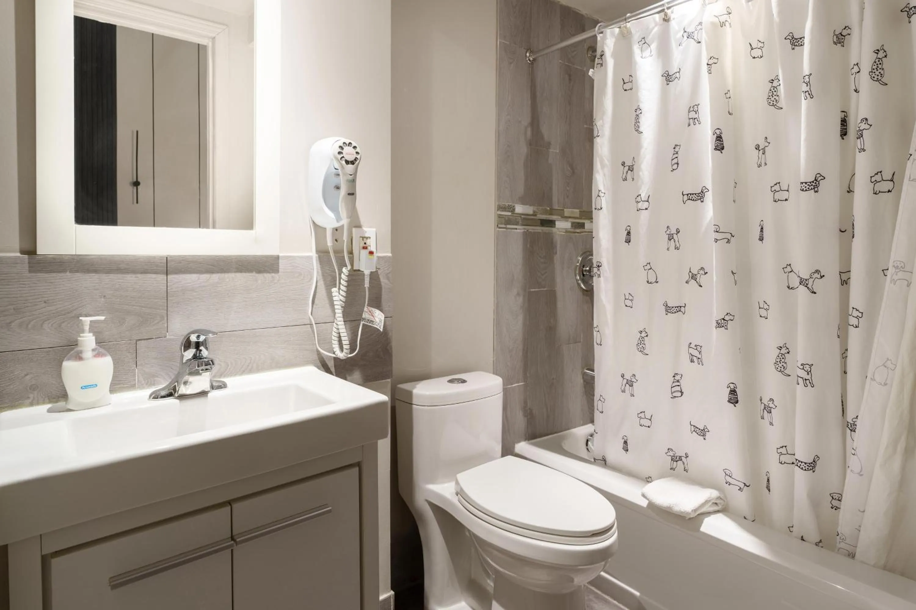 Toilet in Hotel Auberge Manoir Ville Marie