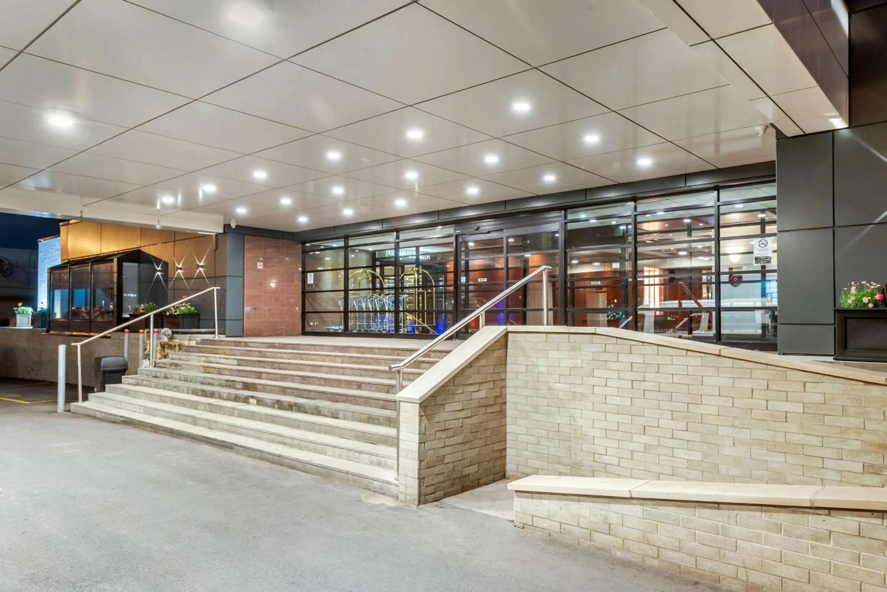 Property building in Quality Hotel Dorval Aeroport