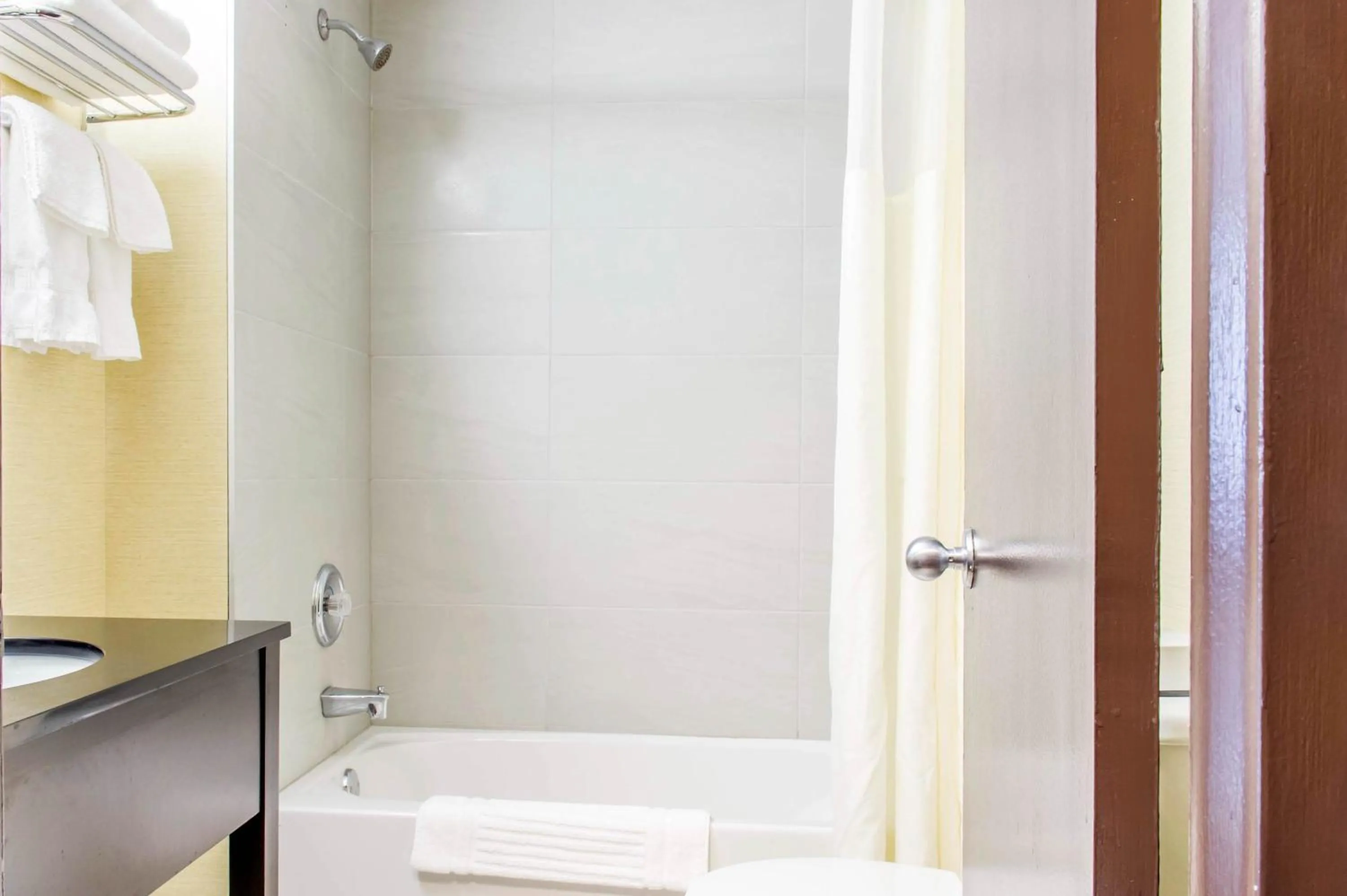 Bathroom in Quality Hotel Dorval Aeroport