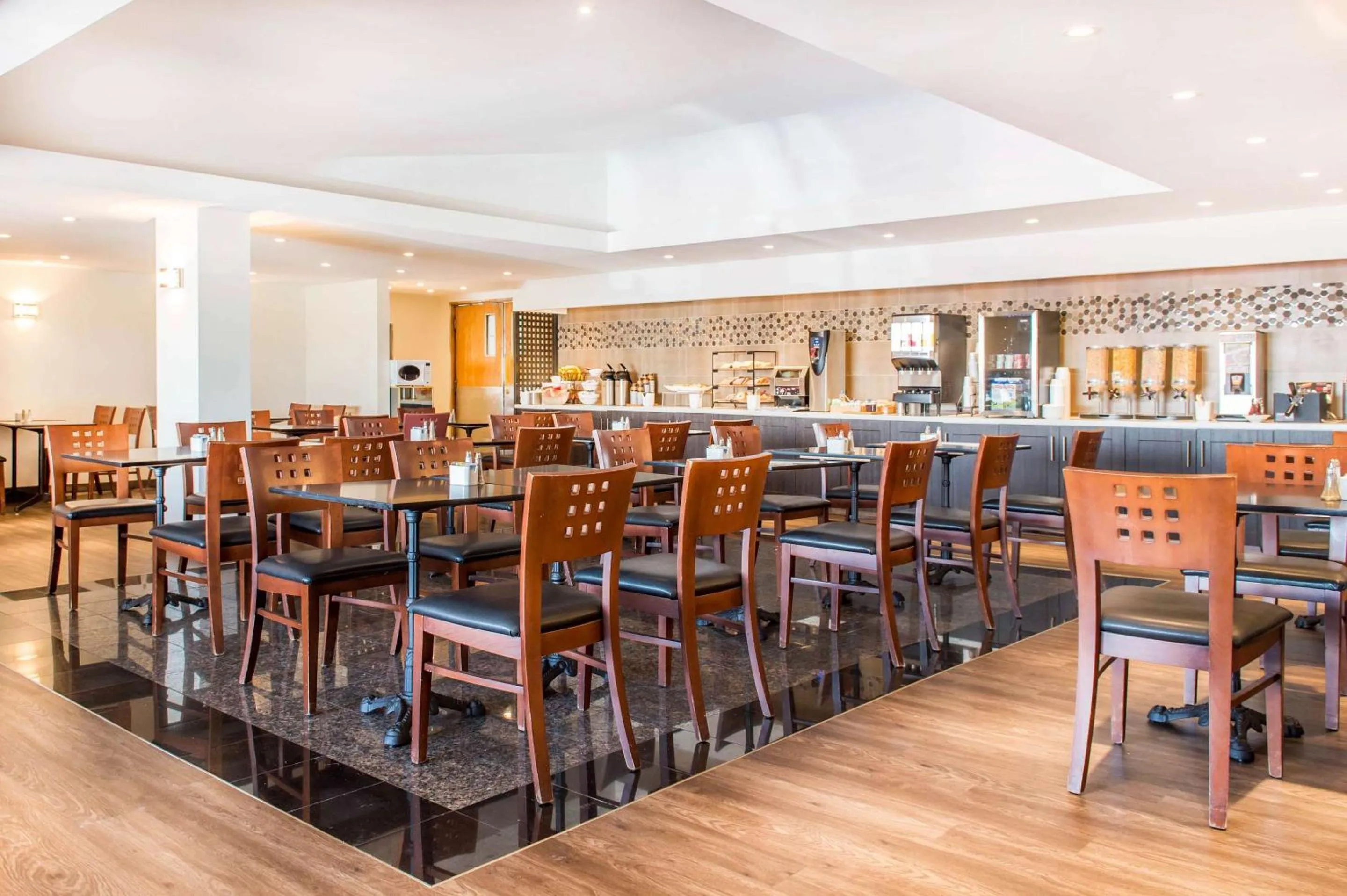 Breakfast in Quality Hotel Dorval Aeroport