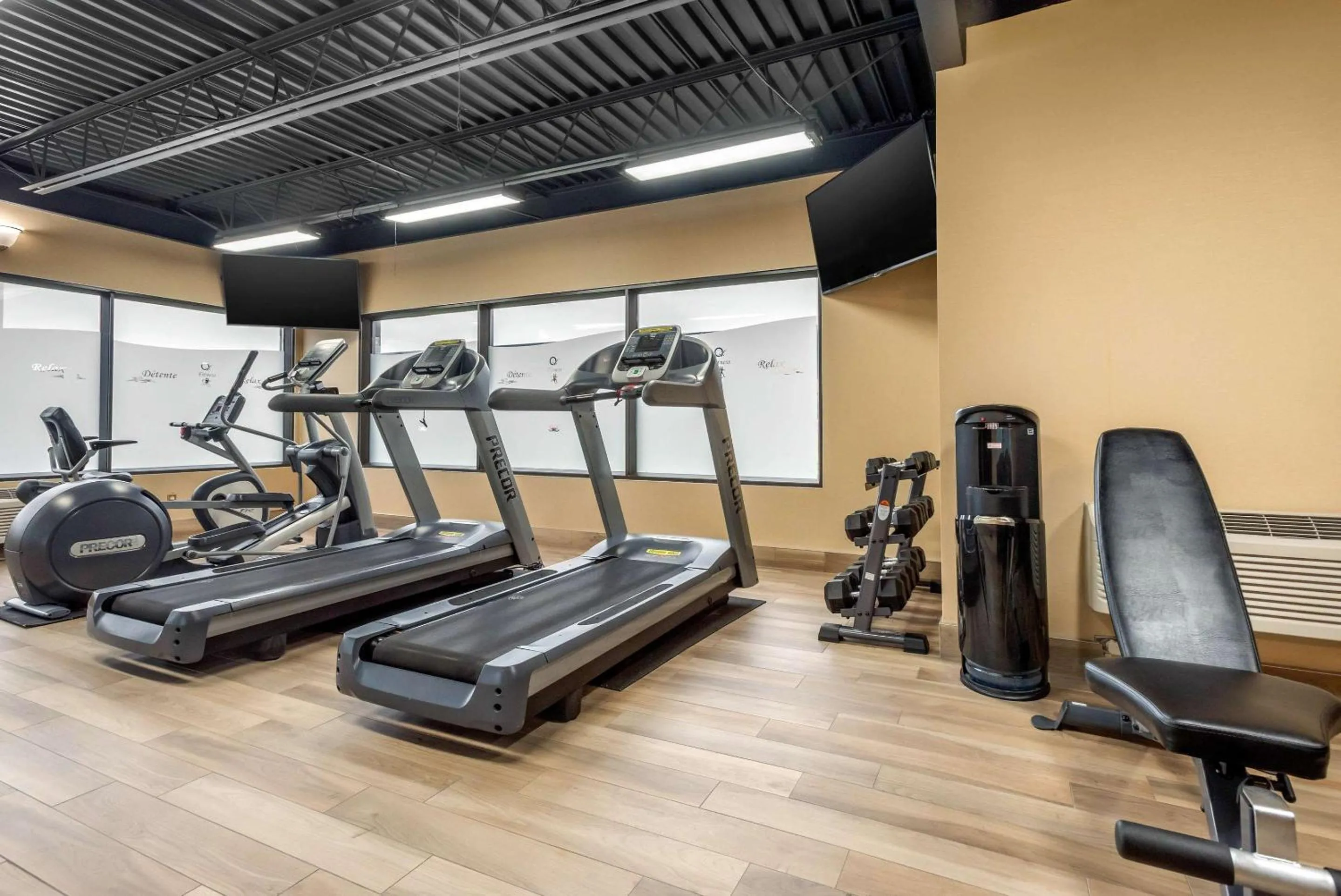 Fitness centre/facilities in Quality Hotel Dorval Aeroport