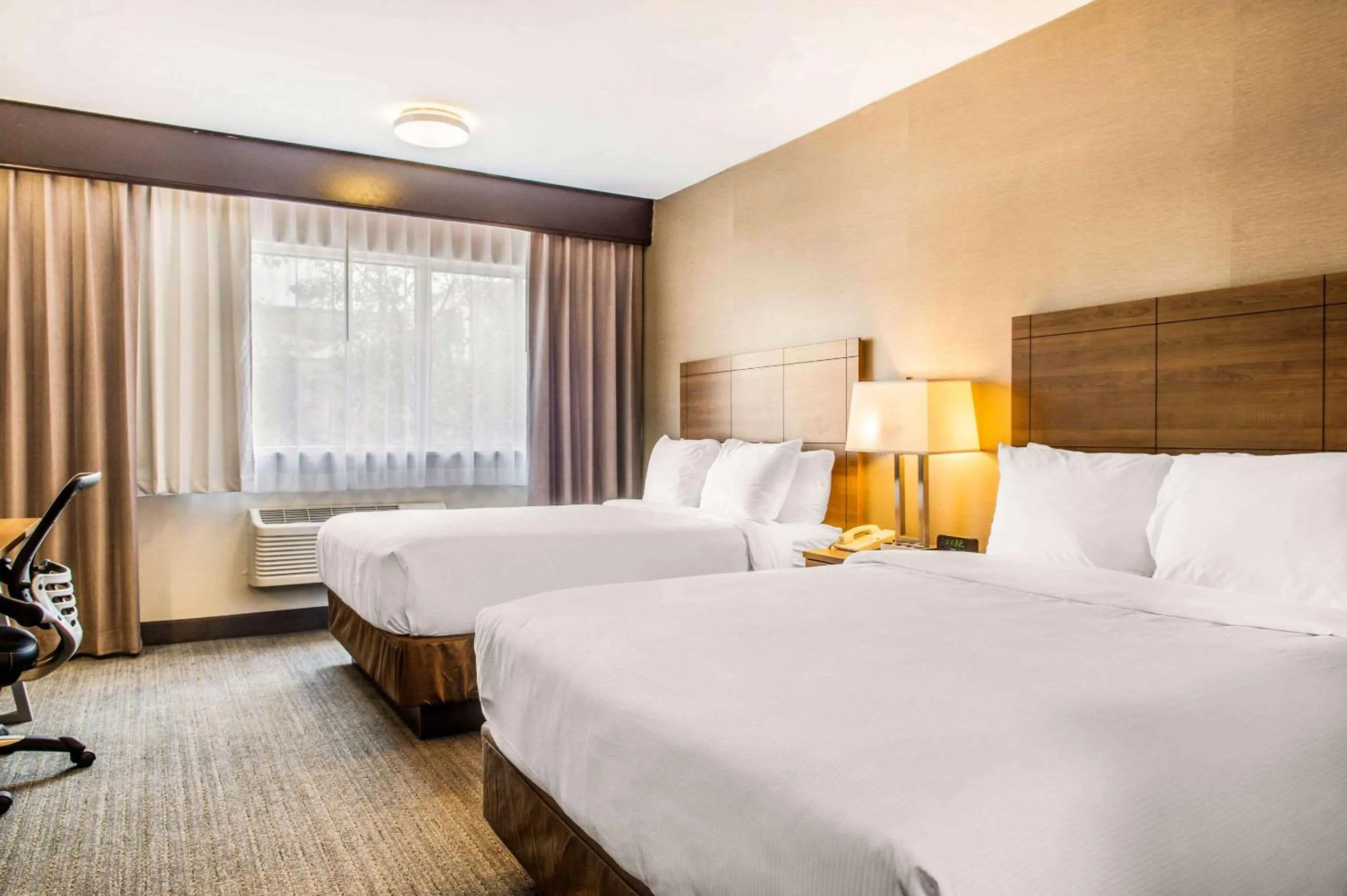 Photo of the whole room, Bed in Quality Hotel Dorval Aeroport