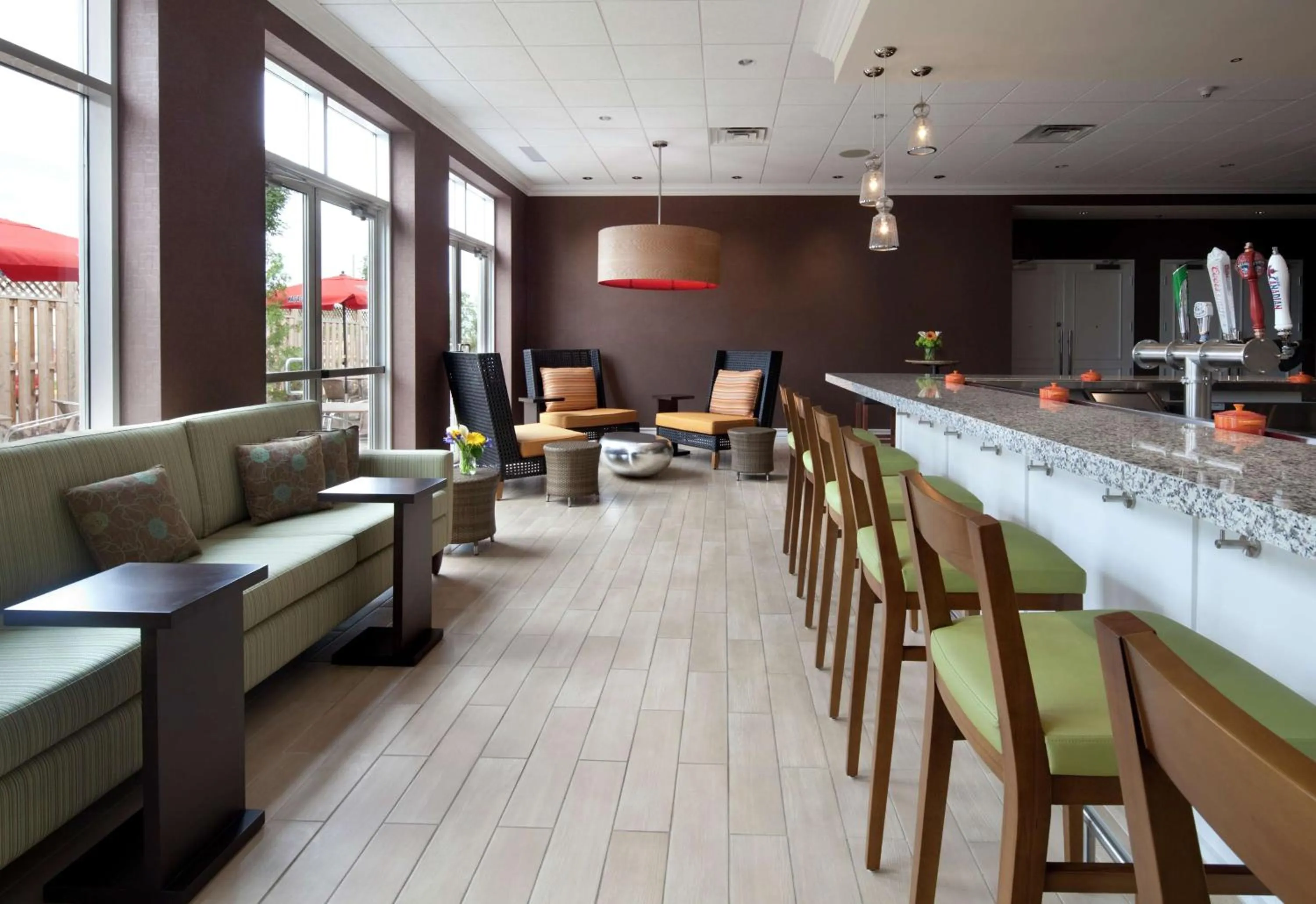 Lounge or bar in Hilton Garden Inn Montreal Airport