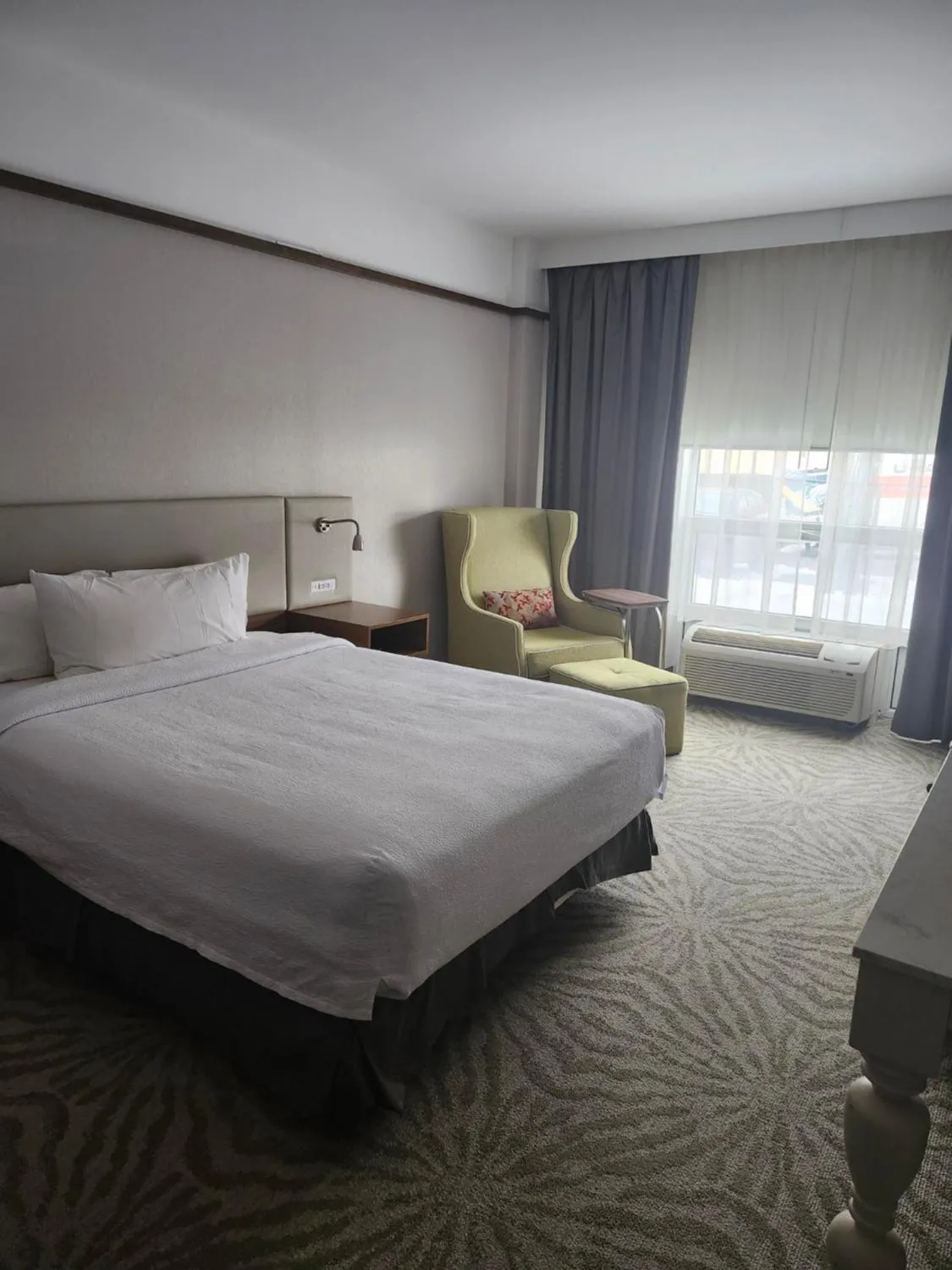 Property building, Bed in Hilton Garden Inn Montreal Airport