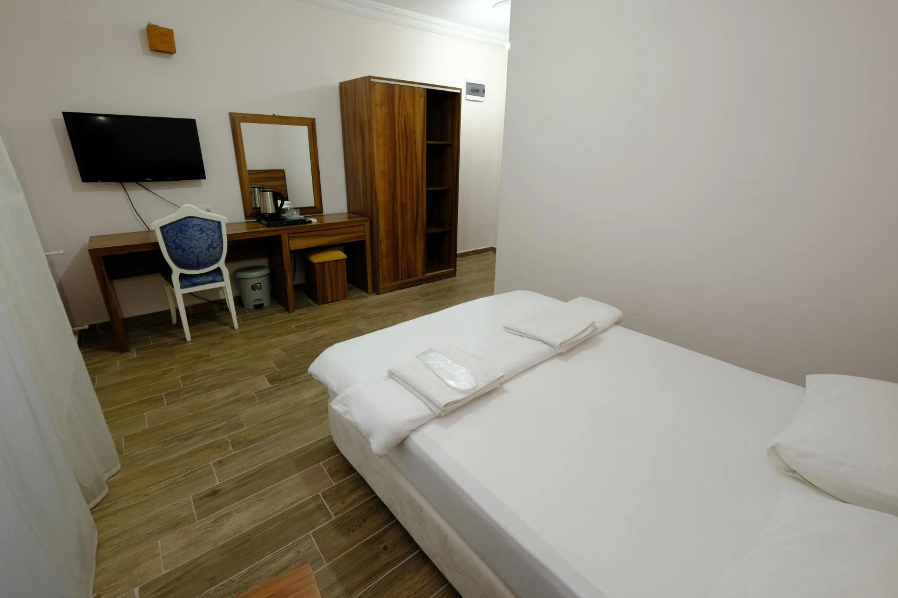 Communal lounge/ TV room, Bed in Venüs Hotel