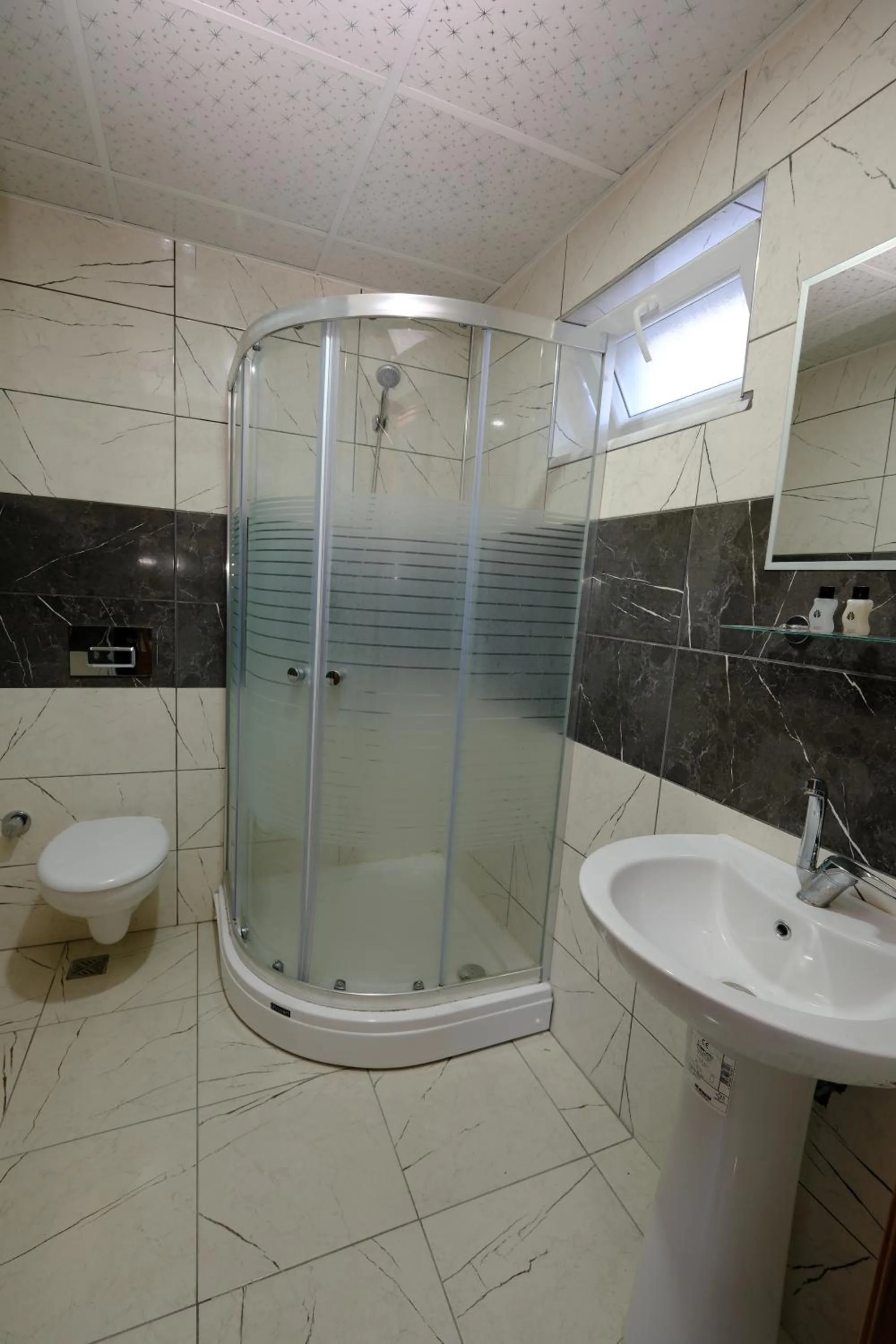 Shower in Venüs Hotel