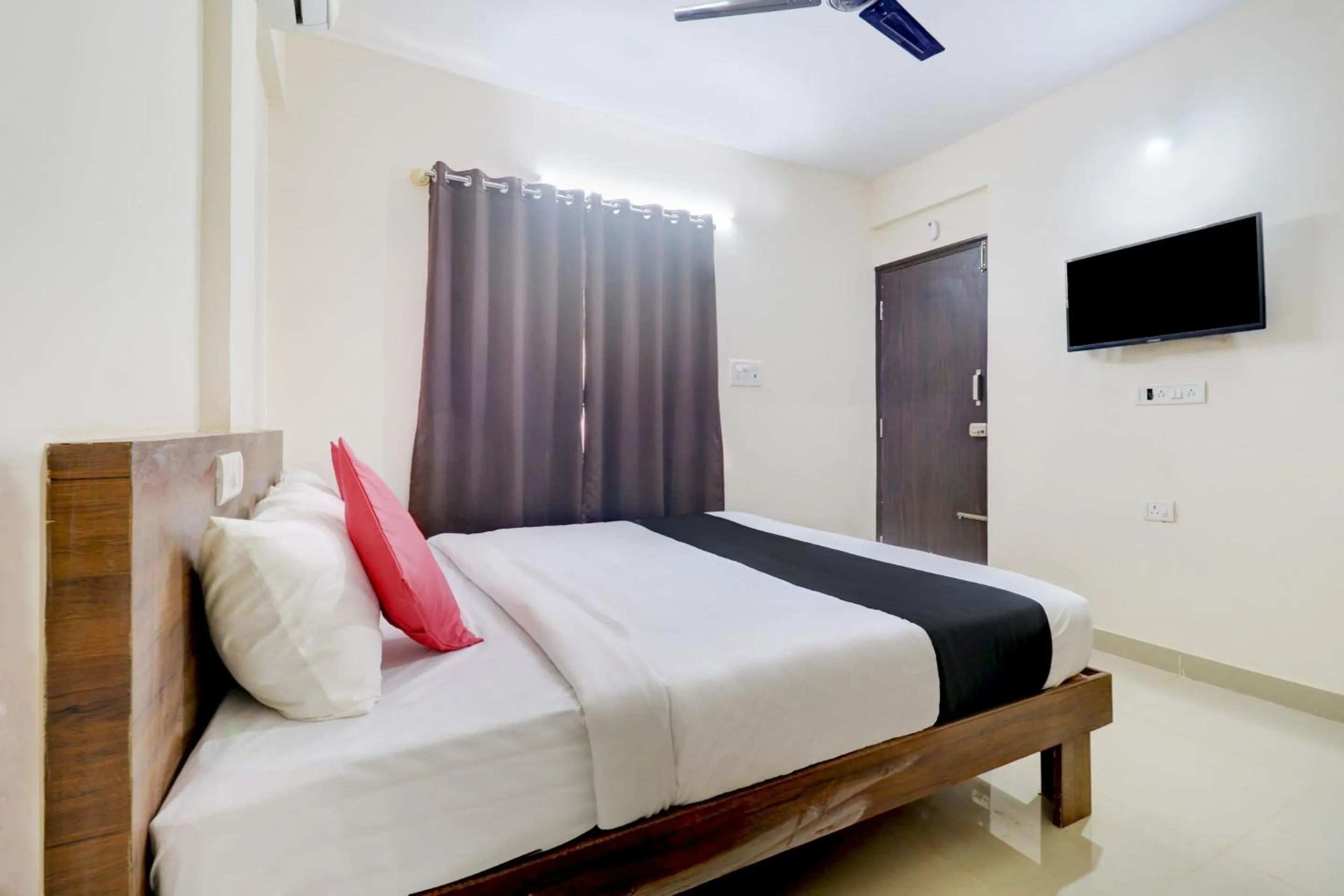 Bedroom, Bed in Hotel O Elite Lifestyle Red Rose Near 7d Voyage