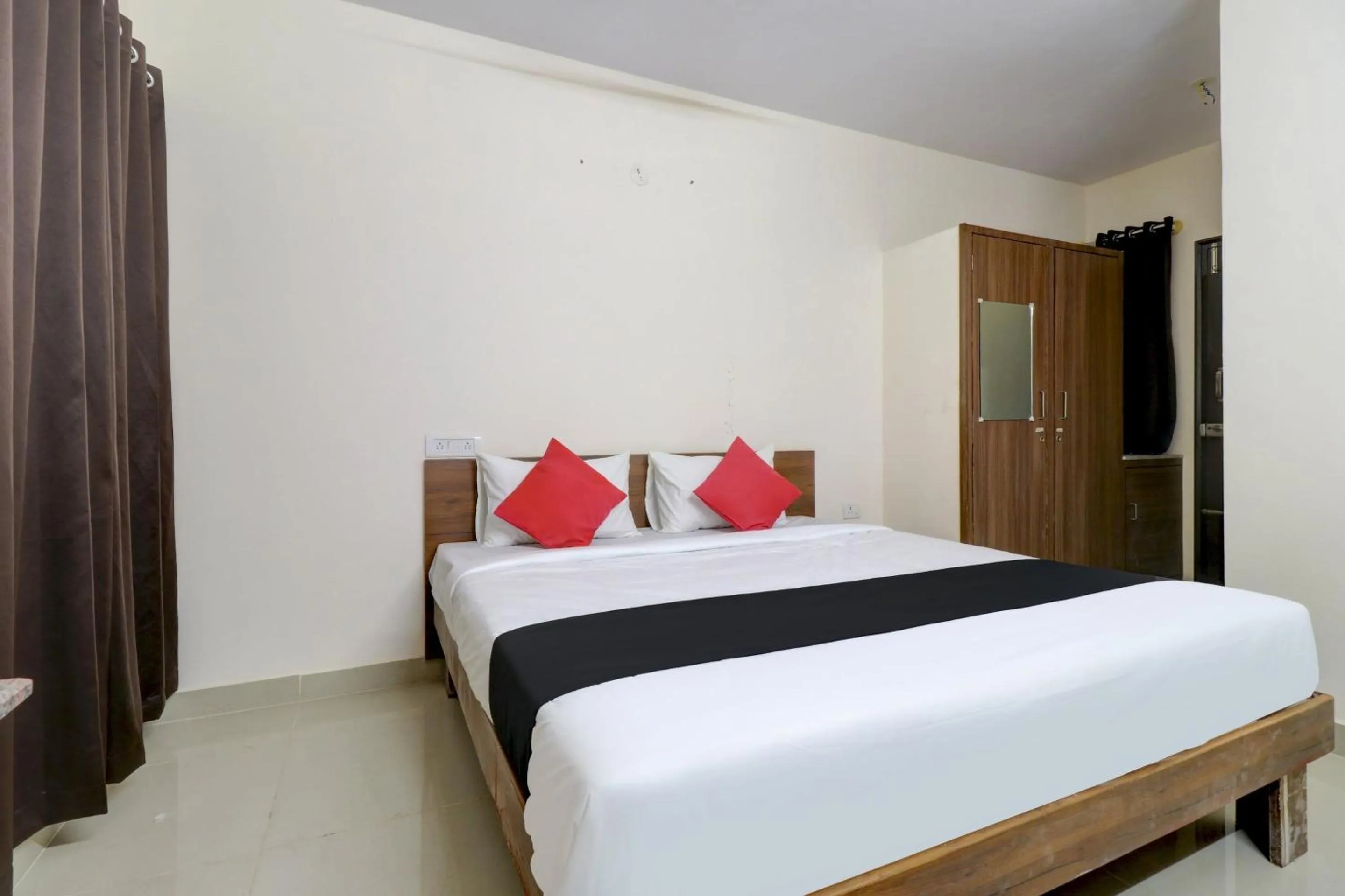 Bedroom, Bed in Hotel O Elite Lifestyle Red Rose Near 7d Voyage