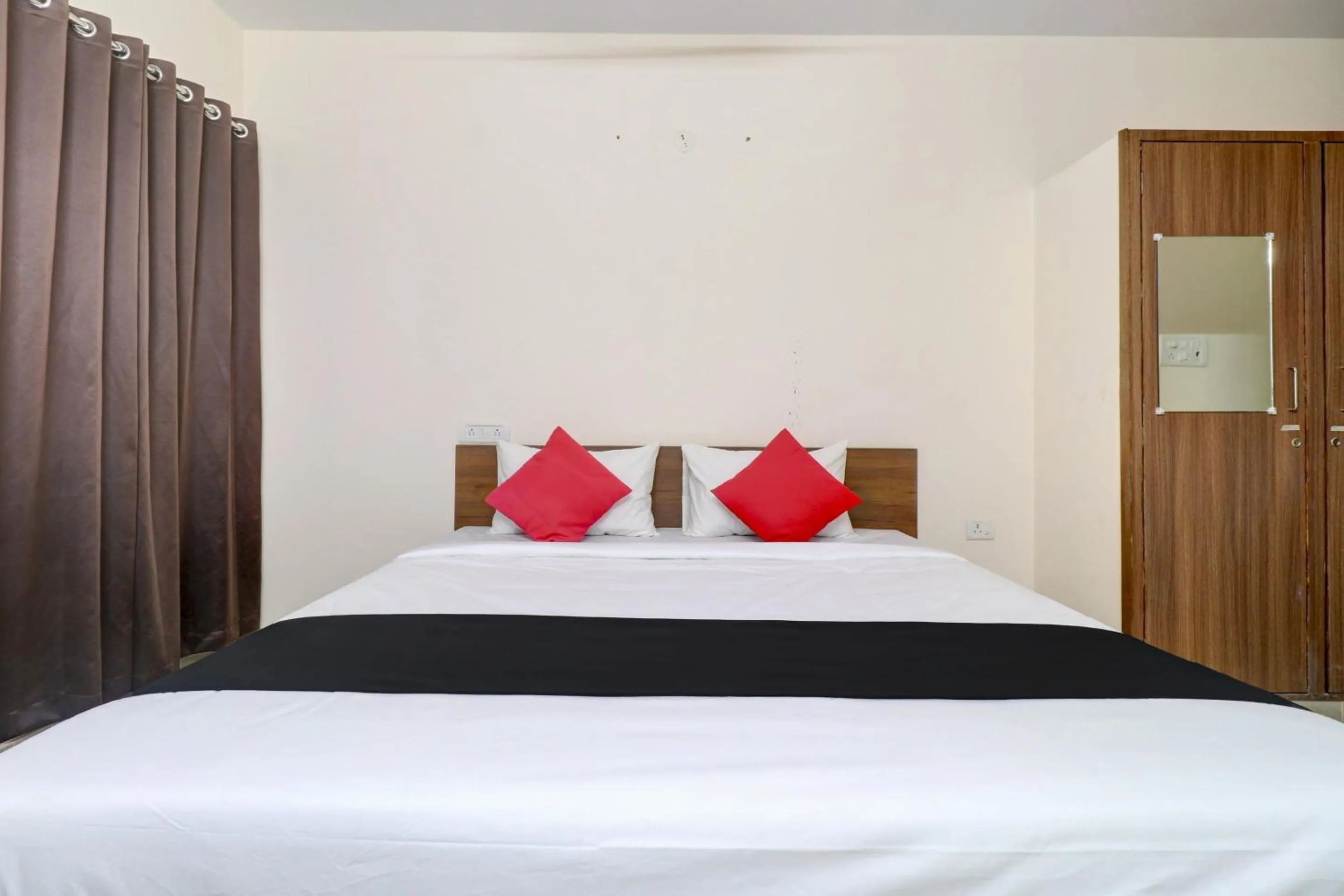 Bedroom, Bed in Hotel O Elite Lifestyle Red Rose Near 7d Voyage