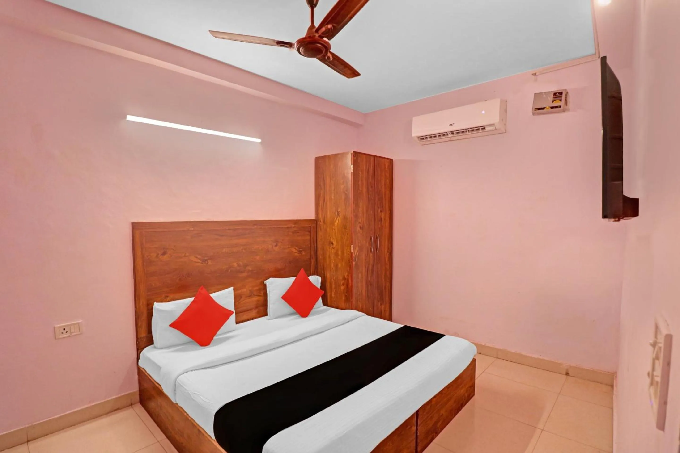 Bedroom, Bed in Hotel O Cherry Inn