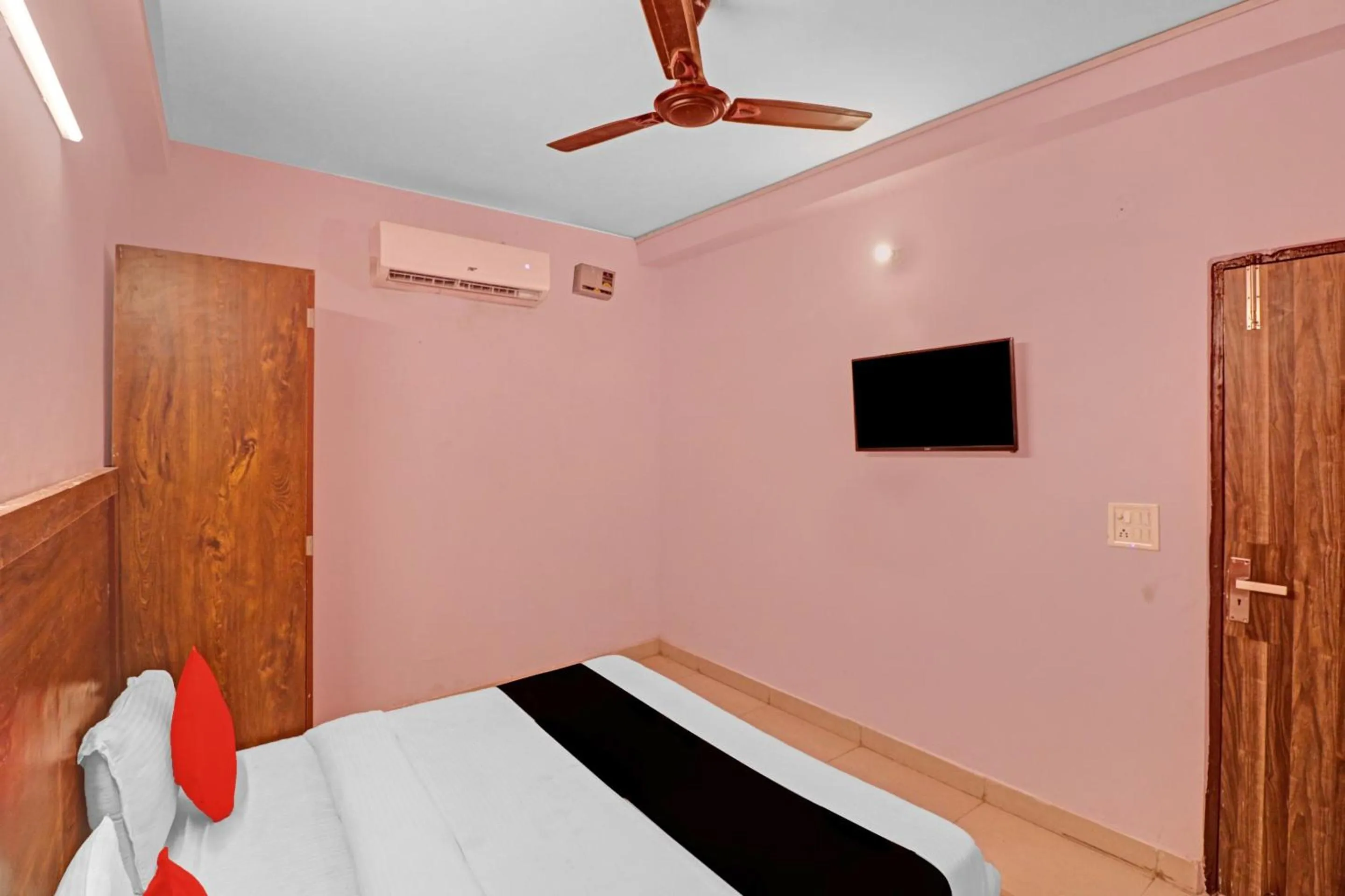 Facade/entrance, Bed in Hotel O Cherry Inn