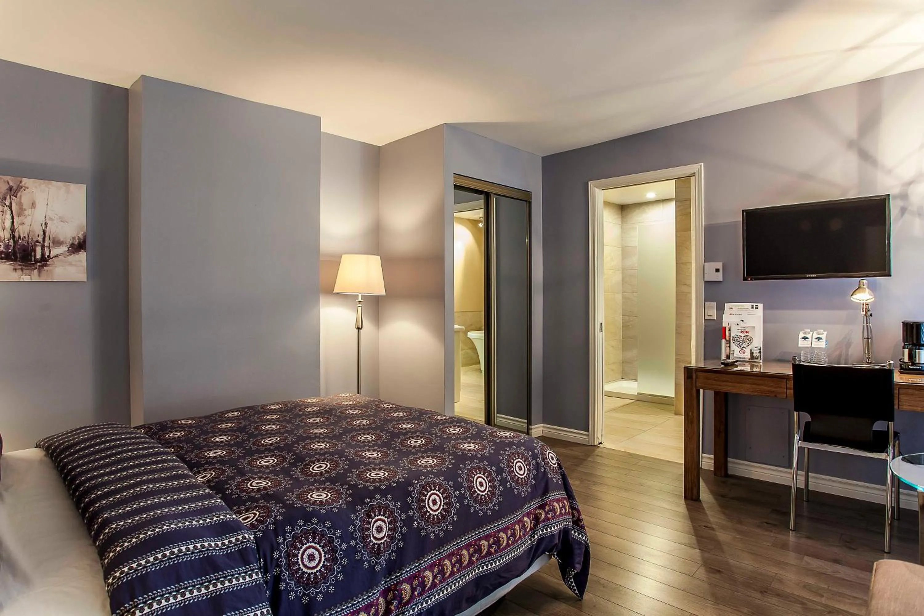 Decorative detail, Bed in Auberge de La Fontaine