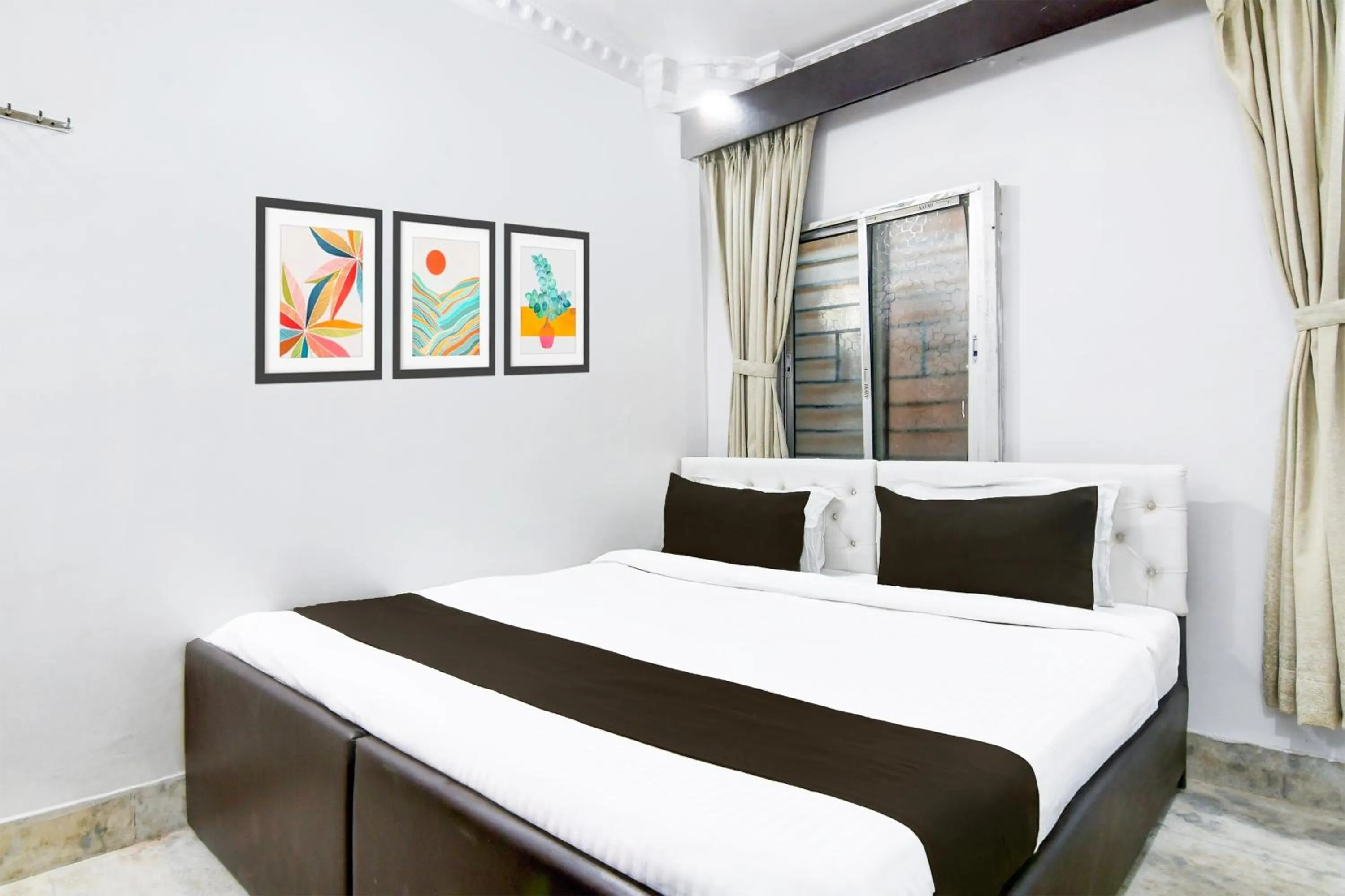 Bedroom in Hotel Continental Restuarant & Cafe